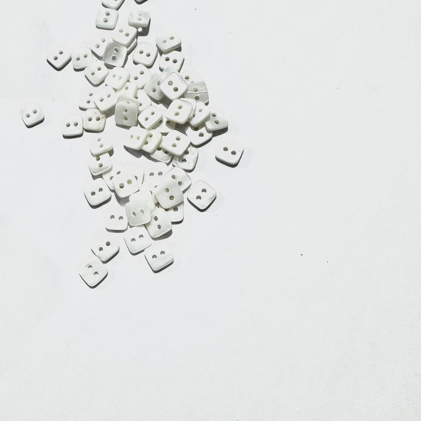 3011 boutons de chemise ronds en coquillage, boutons de chemise faits à la main, deux yeux, quatre yeux, boutons supérieurs, boutons de vêtements décoratifs