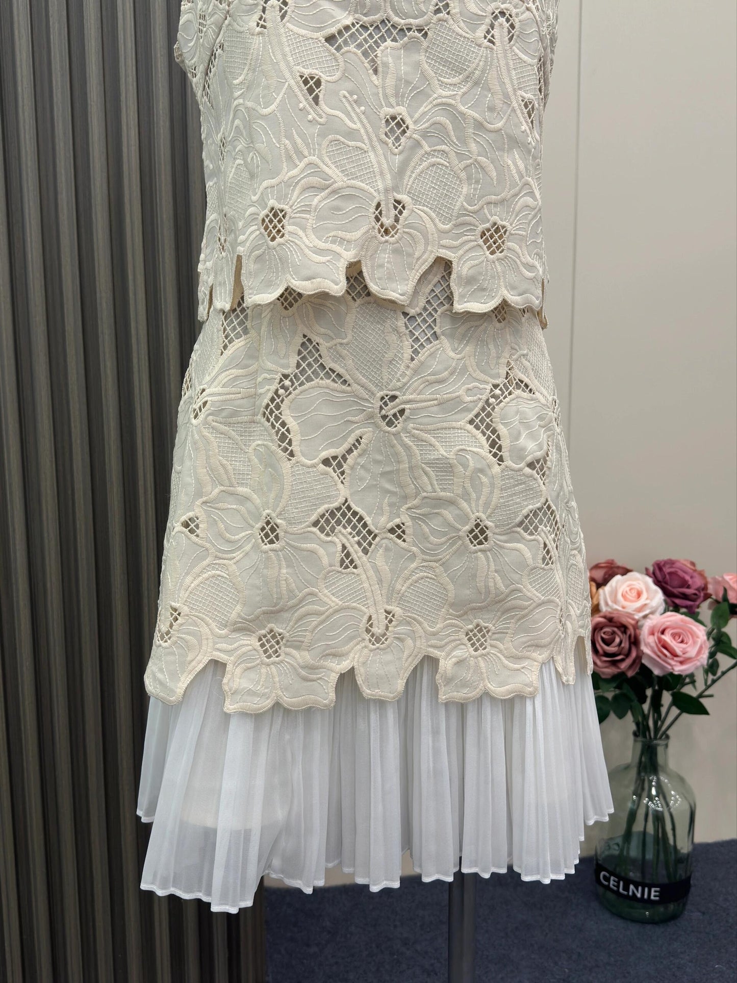 8031★ French high-end embroidery hollow splicing sleeveless dress women's summer design temperament short skirt