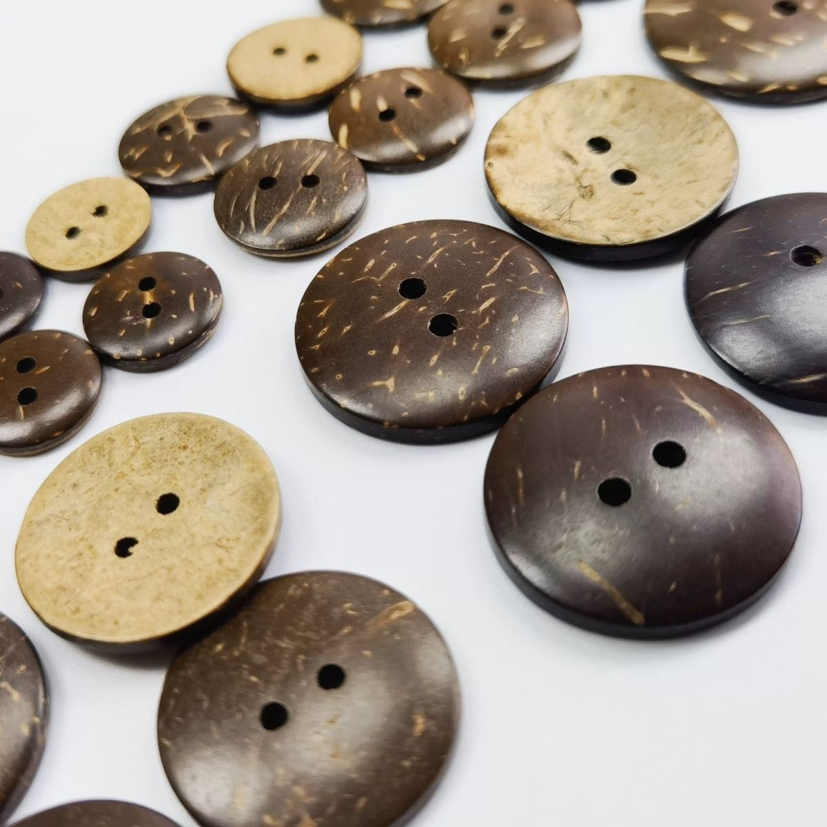 3048 Natural coconut shell buttons Natural coconut shell wooden buttons Round two-eyed children's clothes Handmade sweater buttons
