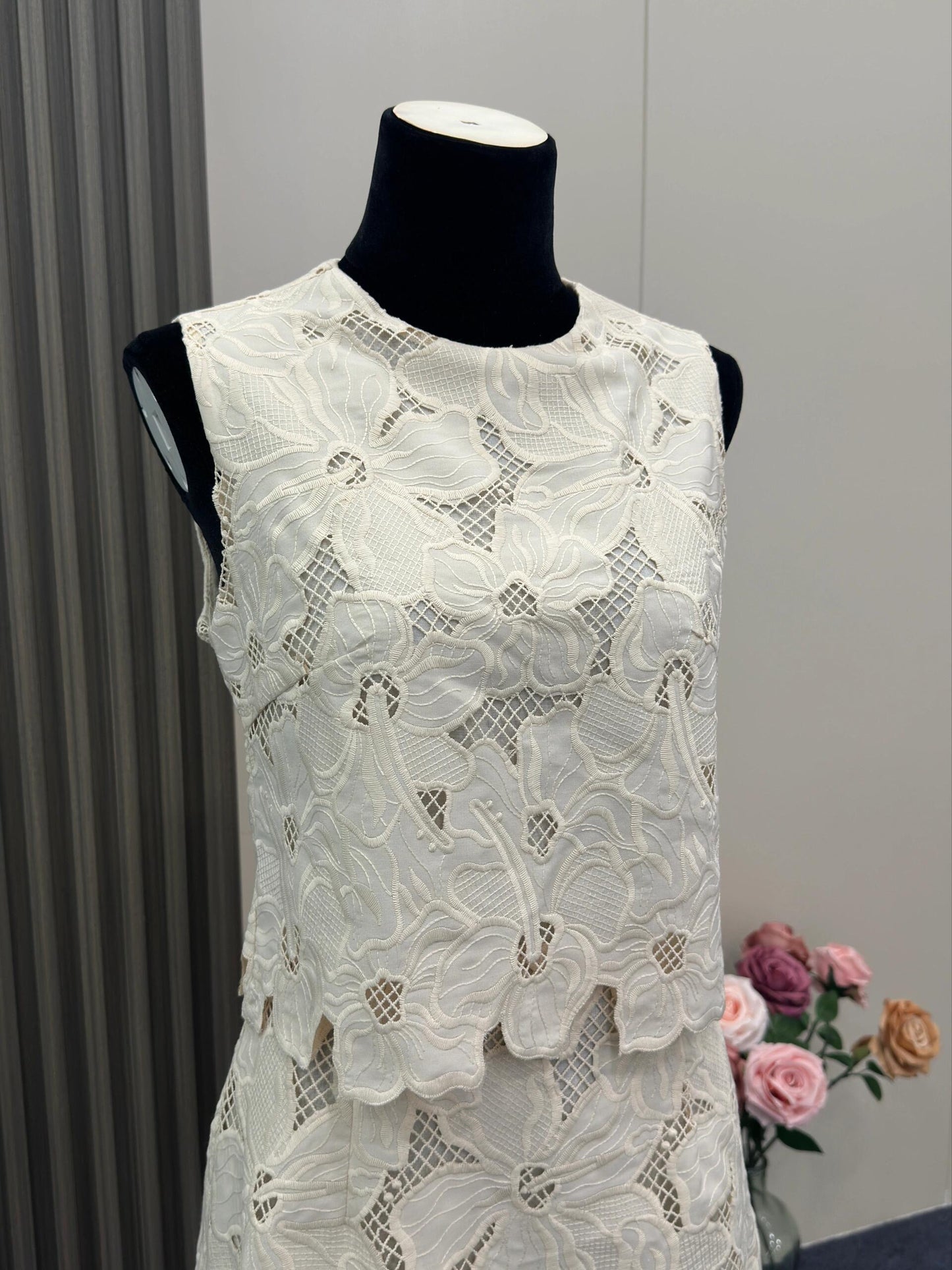 8031★ French high-end embroidery hollow splicing sleeveless dress women's summer design temperament short skirt