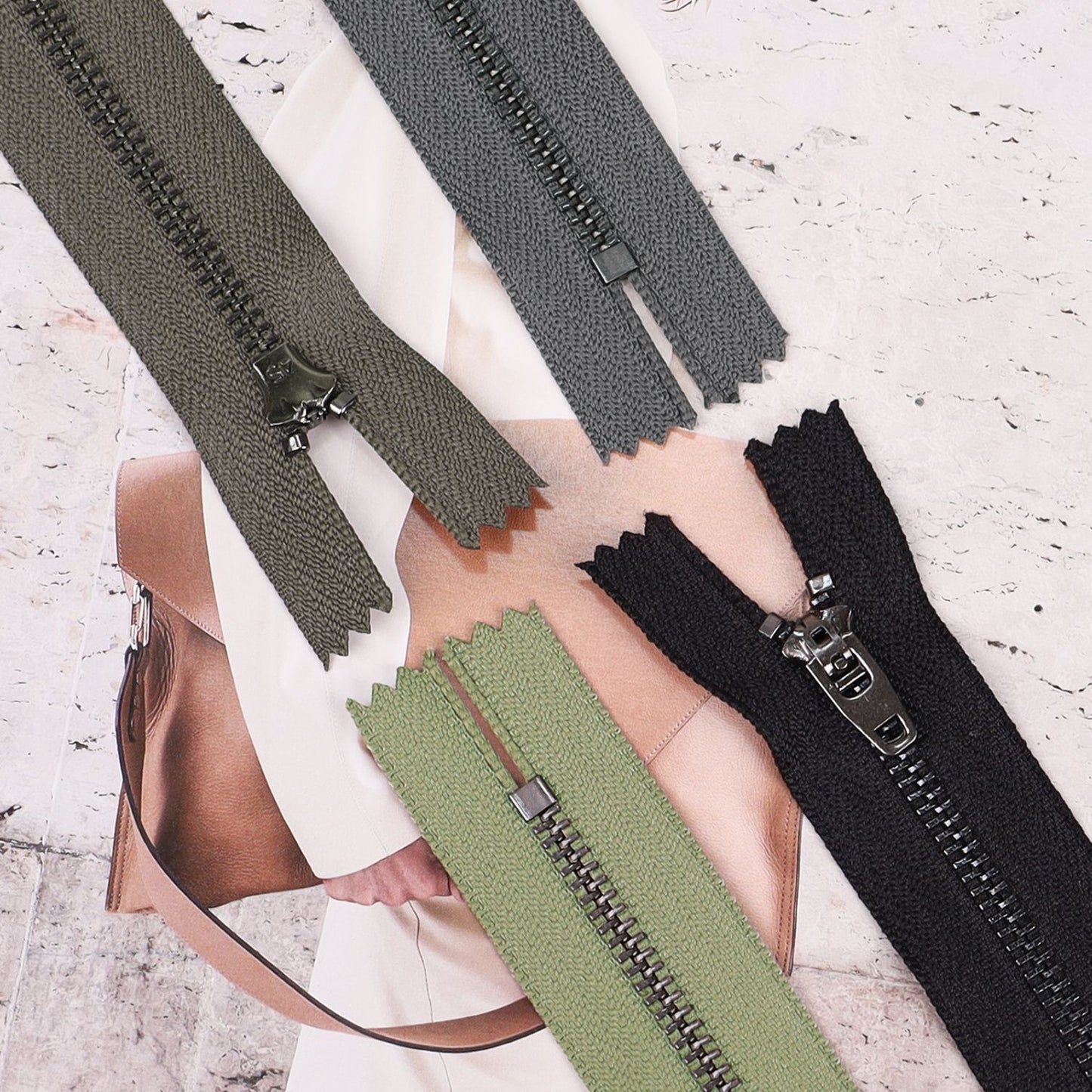 3086 Zipper No. 4 acrylic copper closed tail spring head work code U-shaped stop gun color tooth black nickel color multi-color cloth edge