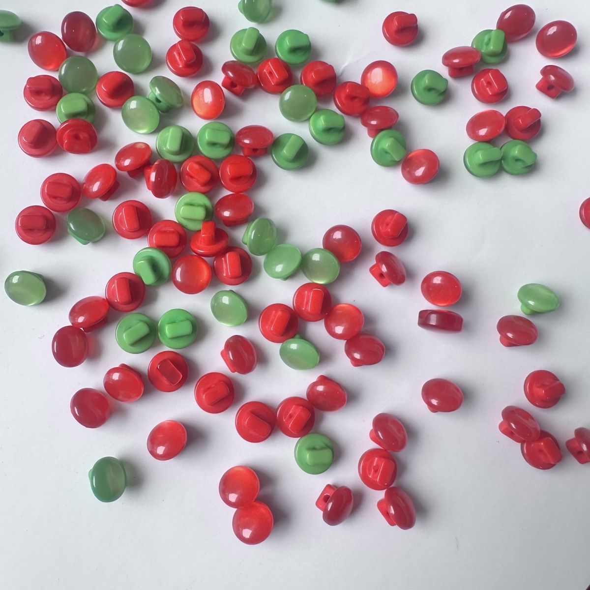 3035  Pearlescent mushroom buckle, doll eye decoration 8mm mushroom buckle, red and green mixed, baby clothes buckle.