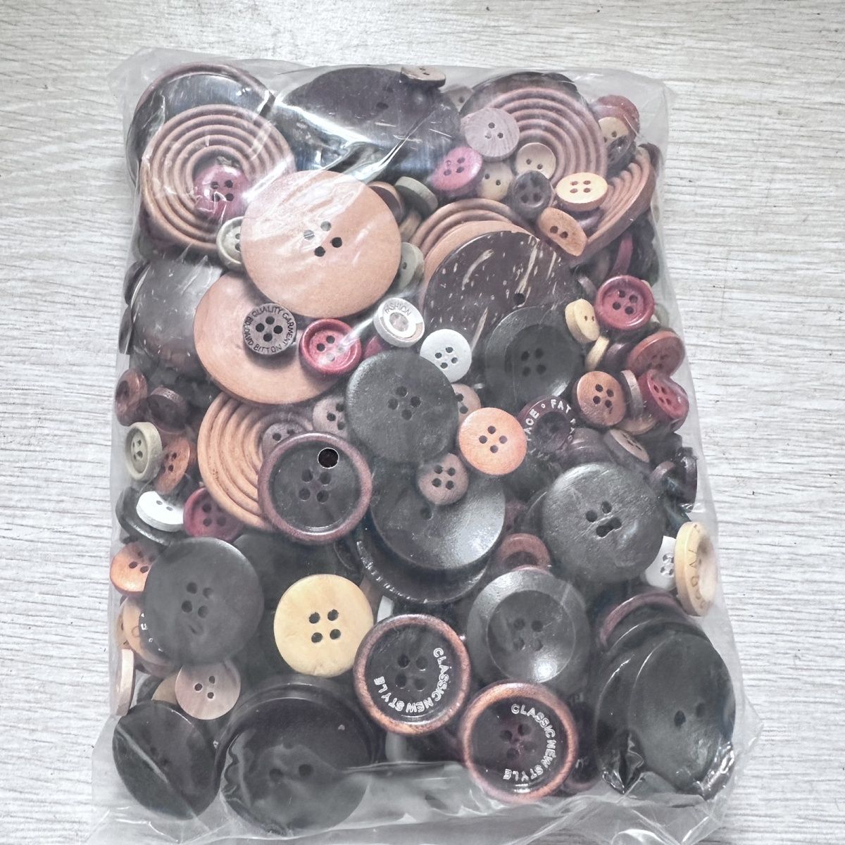 3042  Wooden buttons, 20 styles of handmade clothes, 10 pcs each, random styles.