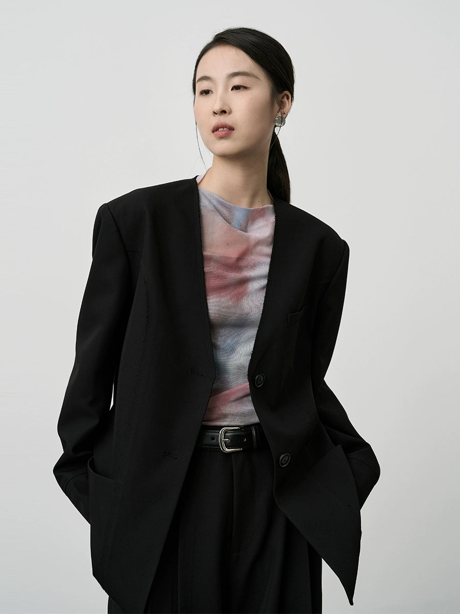 Camiseta de malla fina con estampado tie-dye en rosa y azul de CAREMIND, diseño irregular con cambio gradual