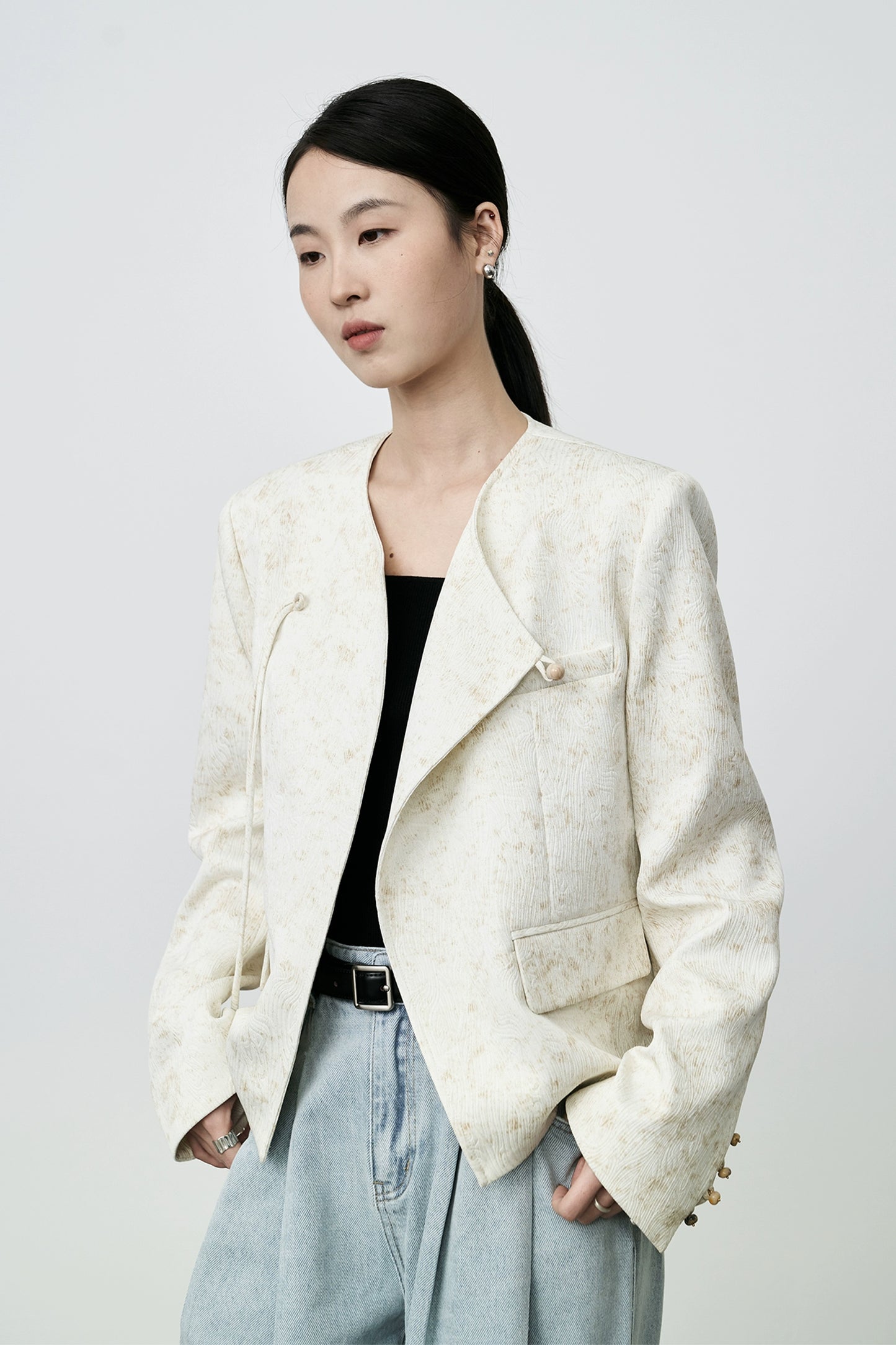 CAREMIND Nuevo abrigo corto de estilo nacional chino con hebilla de disco beige y textura pequeña y fragante para mujer