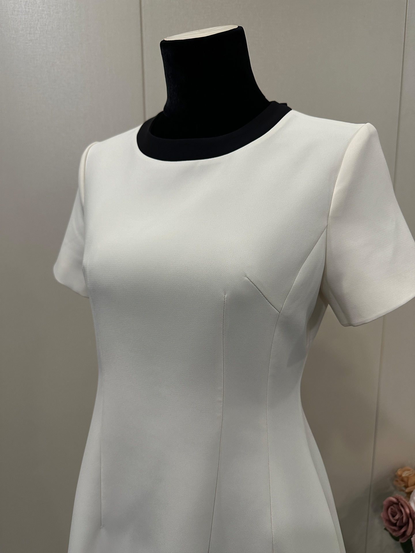 8018★ French simple commuter style premium pearl button bow white high-waisted slim dress