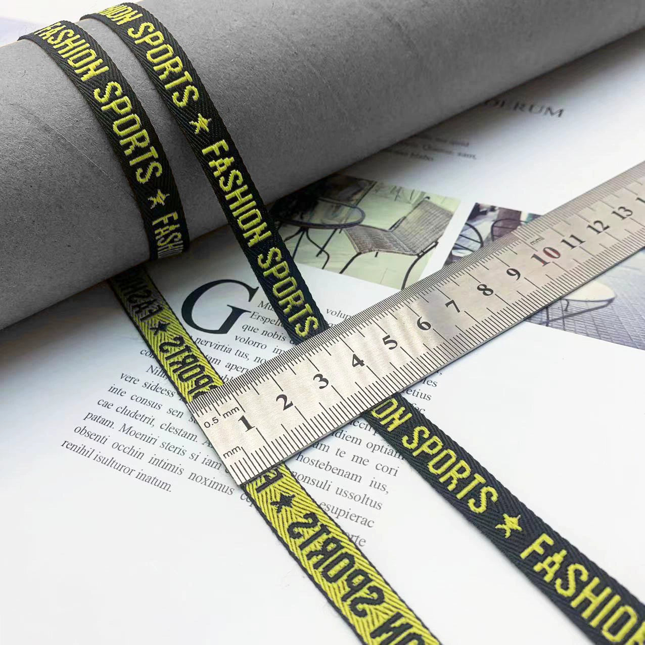 3852 Tira de prensado de borde de cinta jacquard con letras en blanco y negro de 1 cm, personalizada, para accesorios, ropa y textiles para el hogar