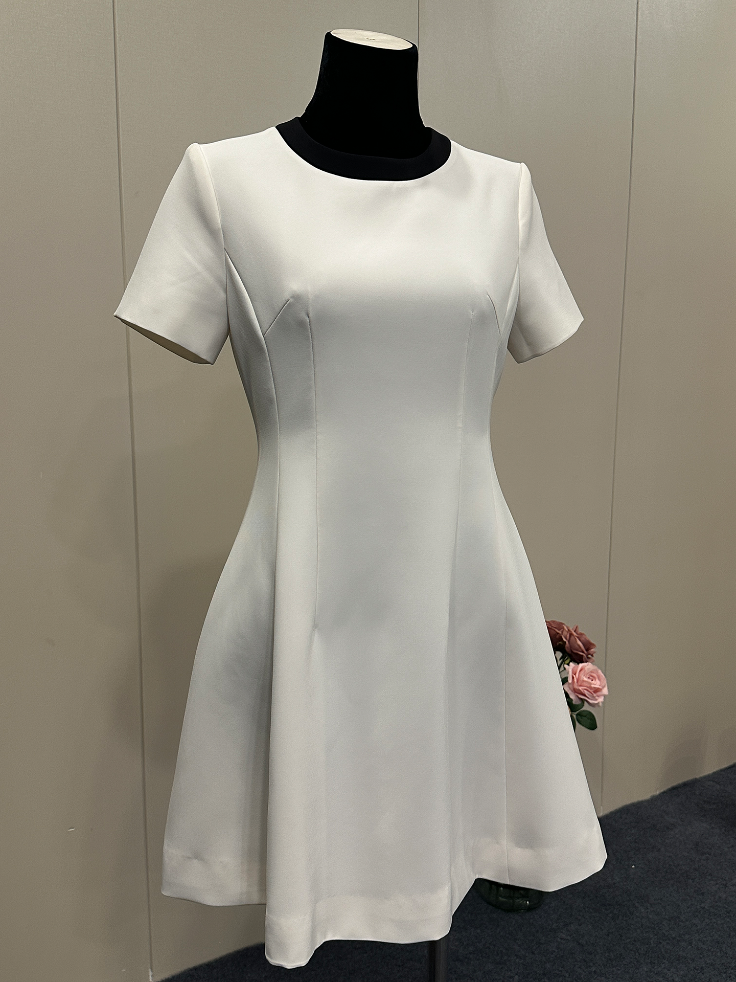 8018★ French simple commuter style premium pearl button bow white high-waisted slim dress