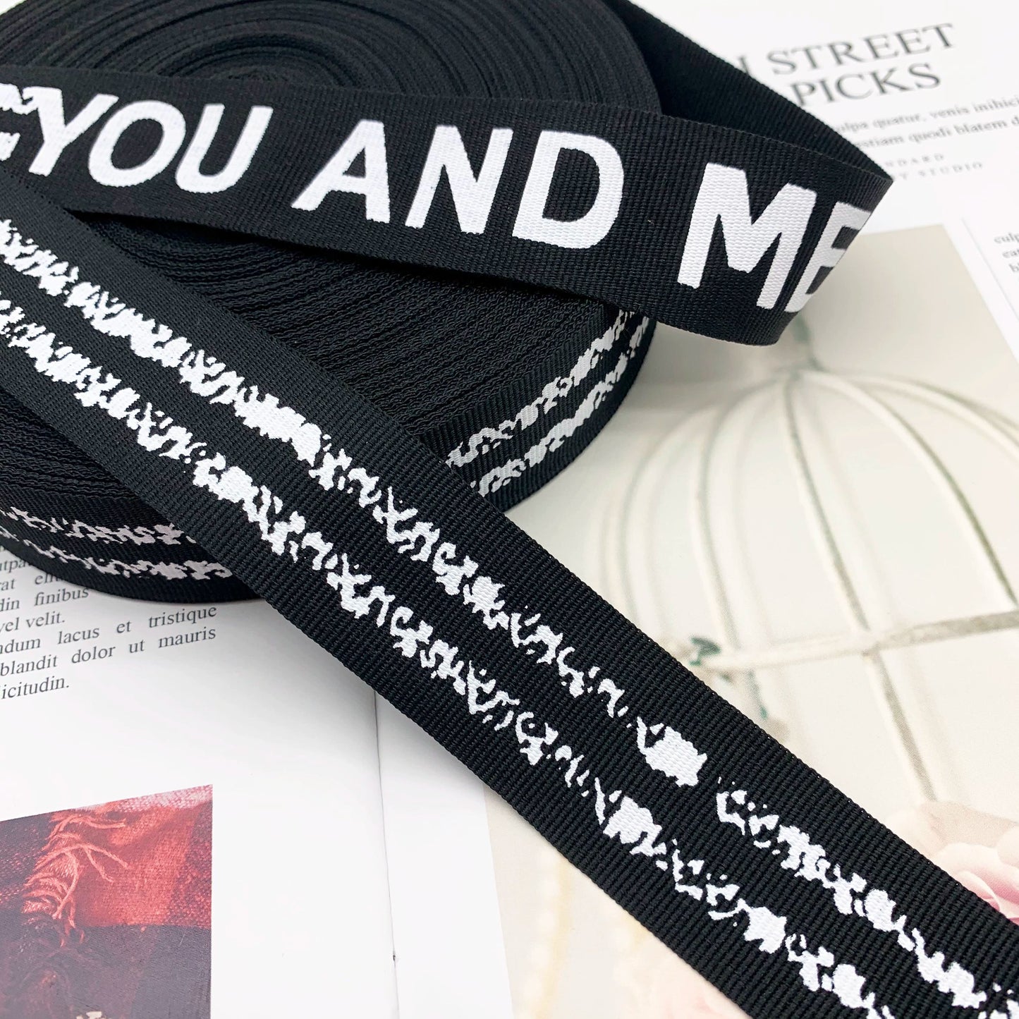 3871 Tira lateral de cinta con estampado de letras de fondo negro de 3 cm de ancho para accesorios de ropa, tira de prensado de bordes, tira de ribete para textiles para el hogar