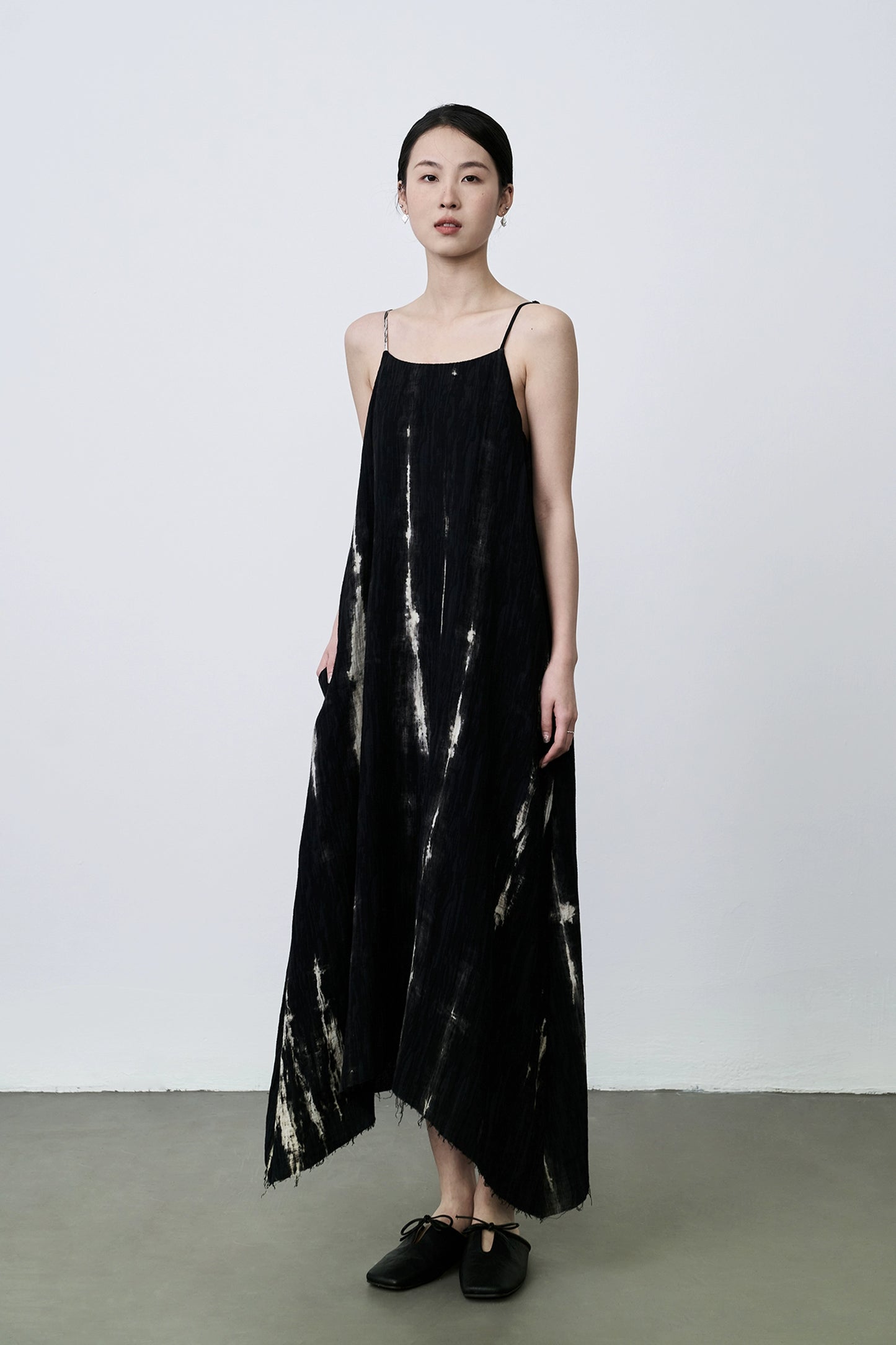 Vestido con tirantes de mezcla de lino y algodón de primera calidad en color negro de CAREMIND, vestido largo con falda tipo paraguas con péndulo grande irregular