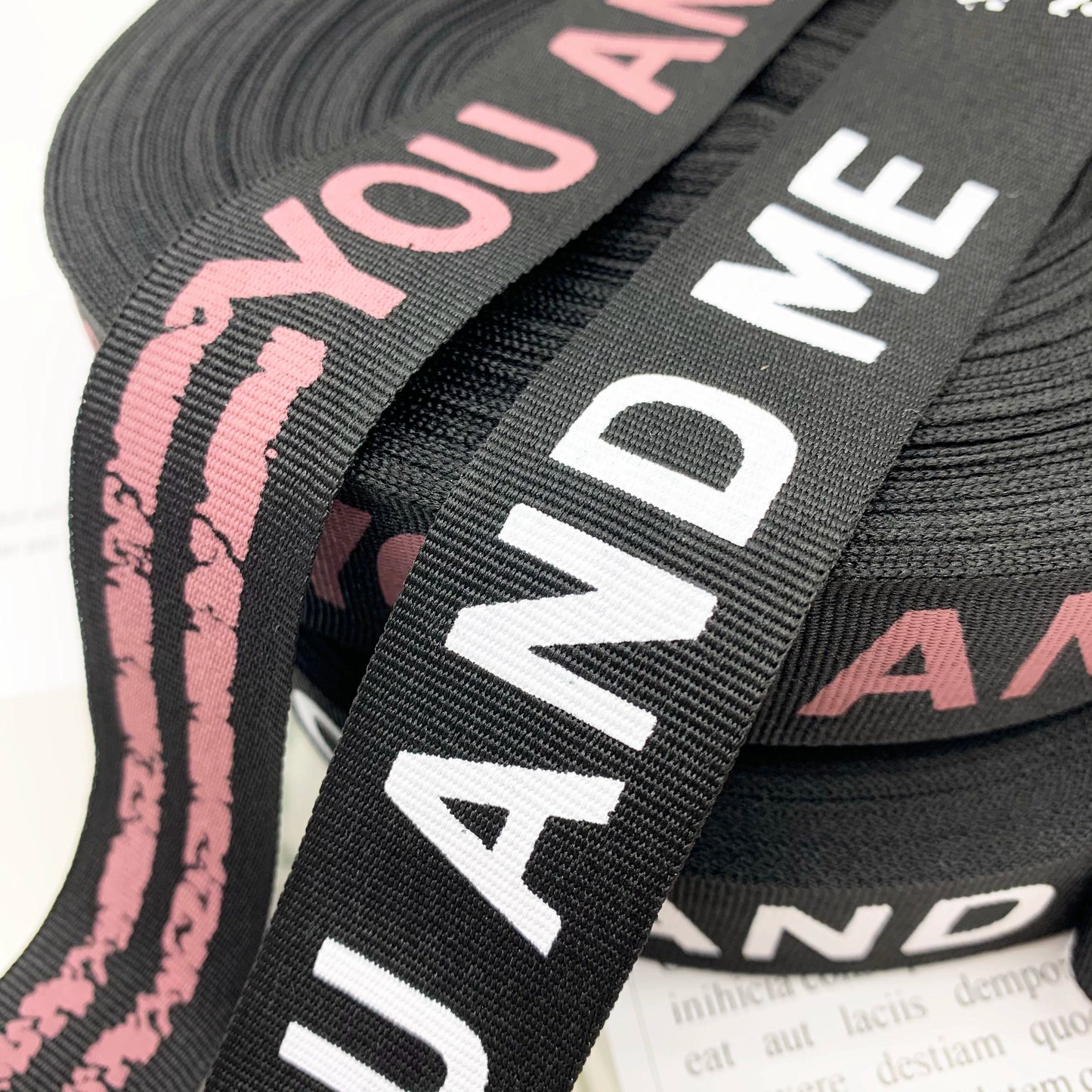 3871 Tira lateral de cinta con estampado de letras de fondo negro de 3 cm de ancho para accesorios de ropa, tira de prensado de bordes, tira de ribete para textiles para el hogar