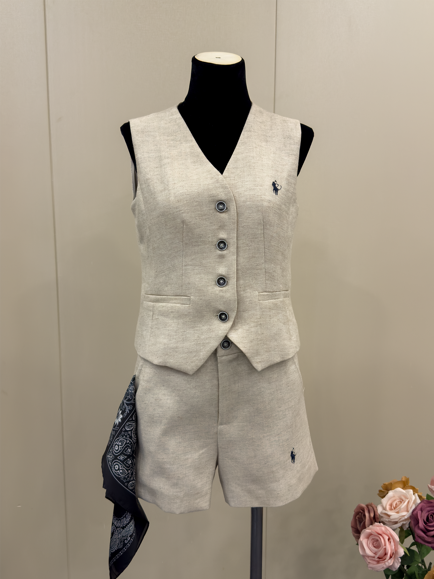 8026★ Lao Qian Fengyuan linen V-neck vest set femininity relaxation with silk scarf shorts two-piece set