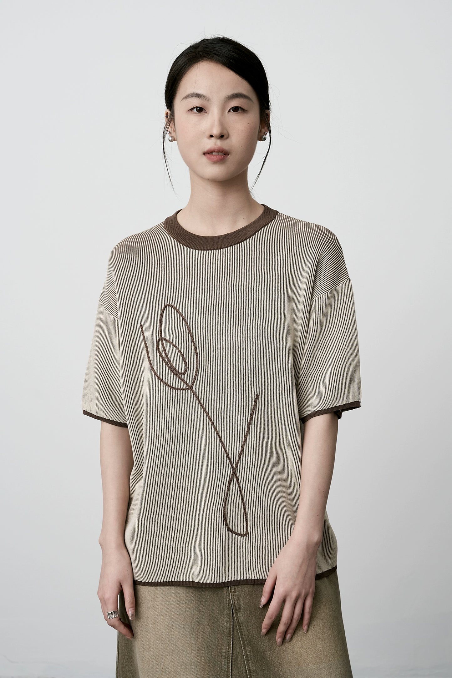 CAREMIND Elegante blusa de manga corta con bordado de tulipanes para mujer, de rayas blancas y negras en color contrastante, sencilla y de manga media