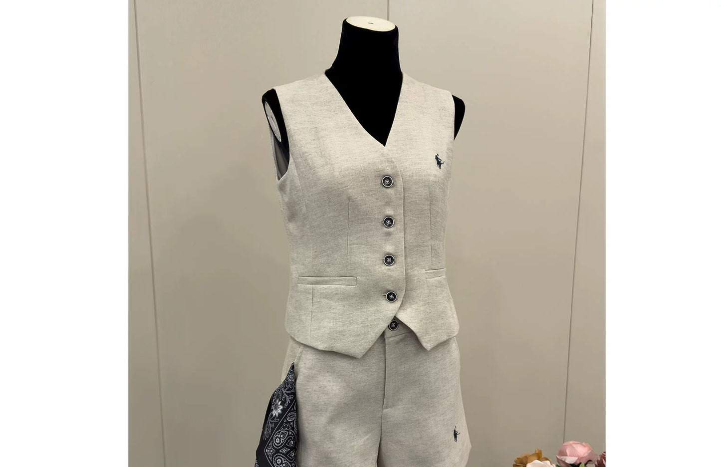 8026★ Lao Qian Fengyuan linen V-neck vest set femininity relaxation with silk scarf shorts two-piece set