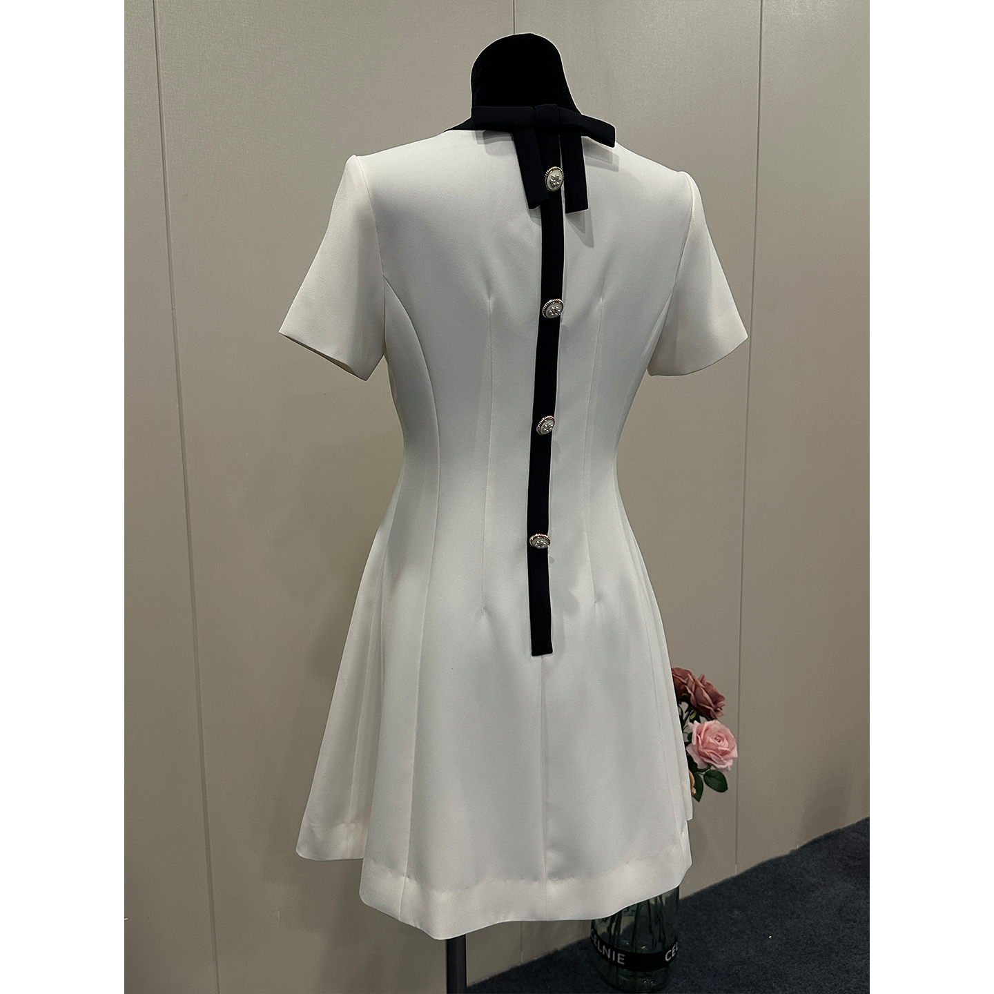 8018★ French simple commuter style premium pearl button bow white high-waisted slim dress