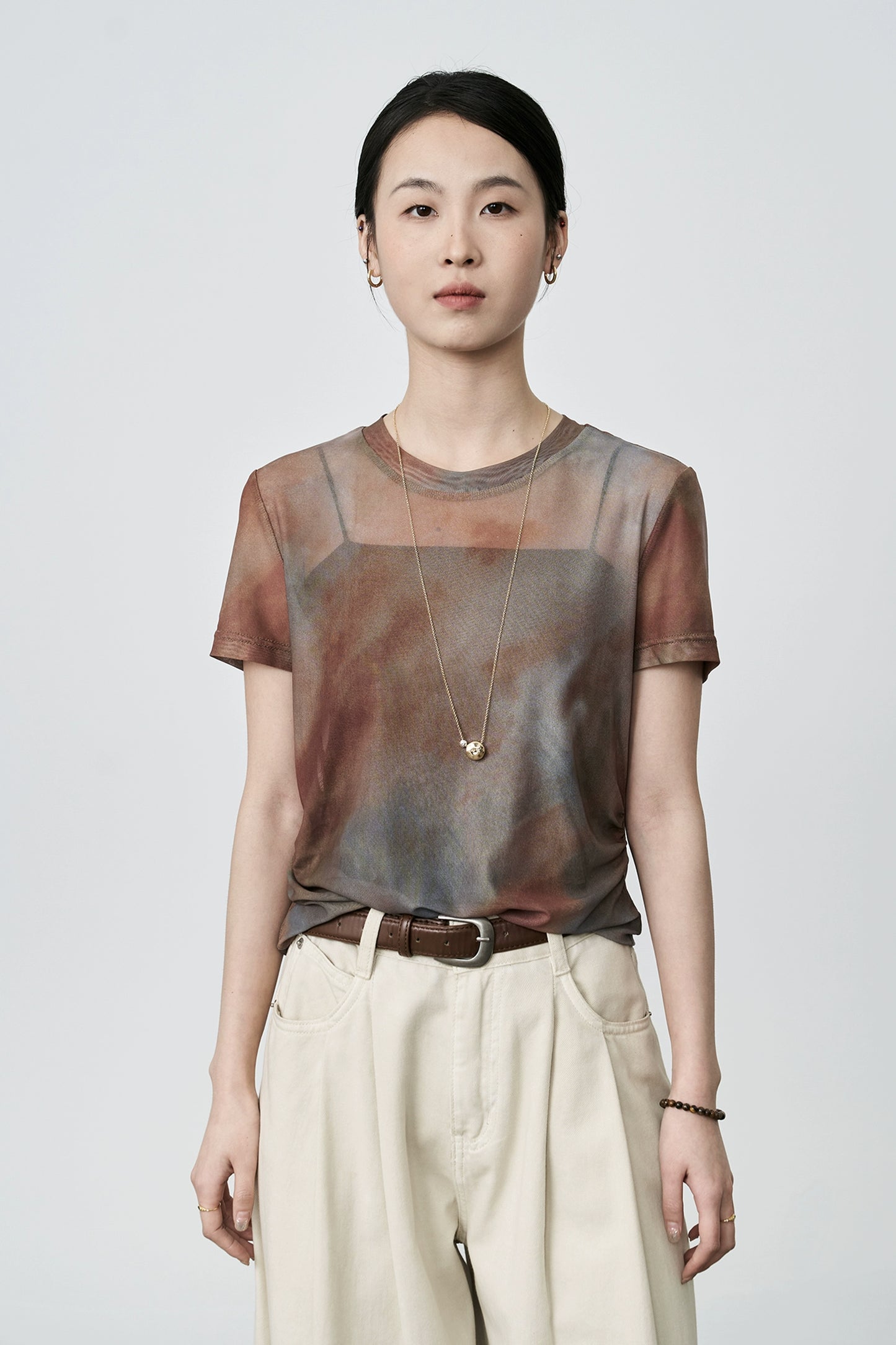 Camiseta ajustada de manga corta con cuello redondo, malla con efecto tie-dye y diseño de manchas de atardecer de CAREMIND