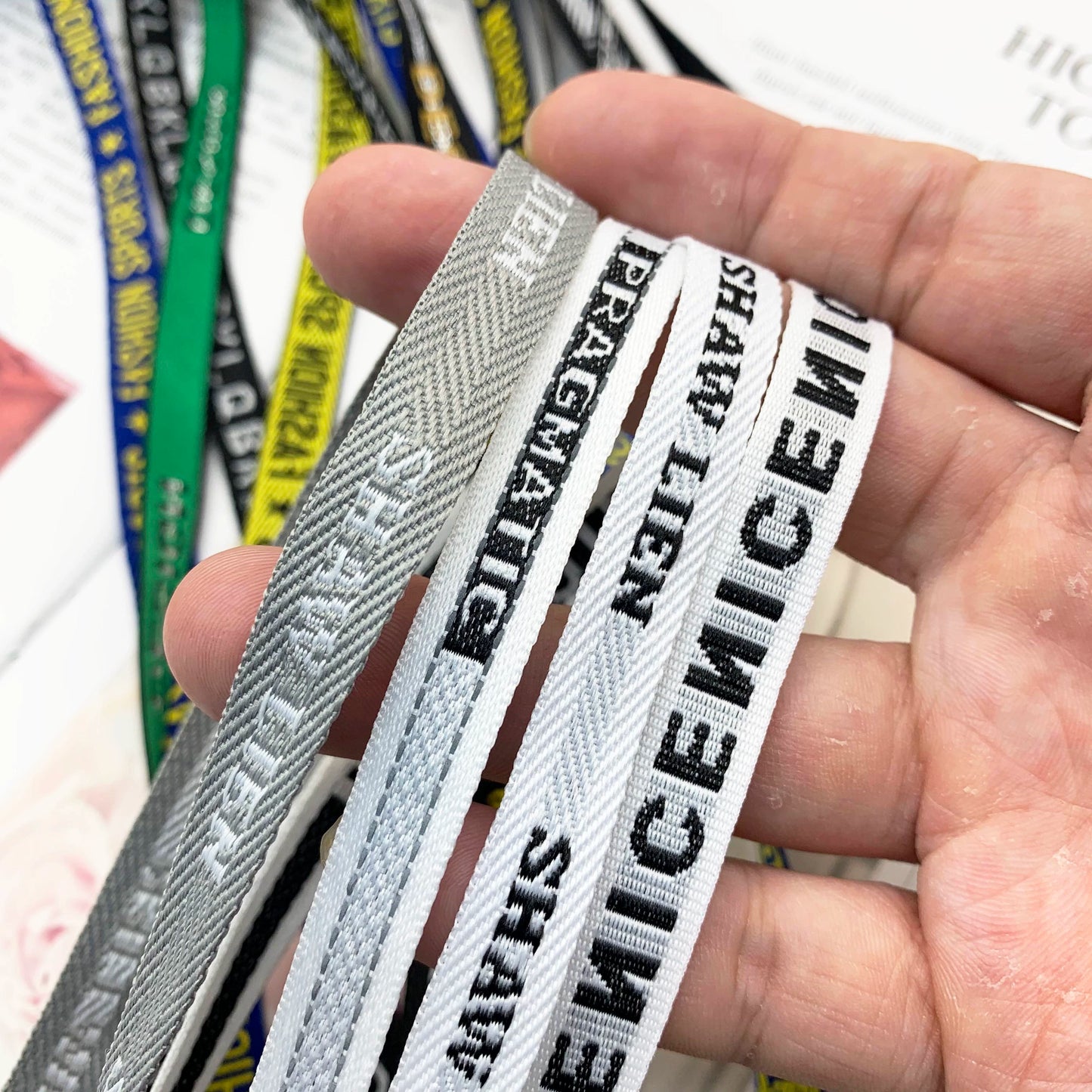 3852 Tira de prensado de borde de cinta jacquard con letras en blanco y negro de 1 cm, personalizada, para accesorios, ropa y textiles para el hogar