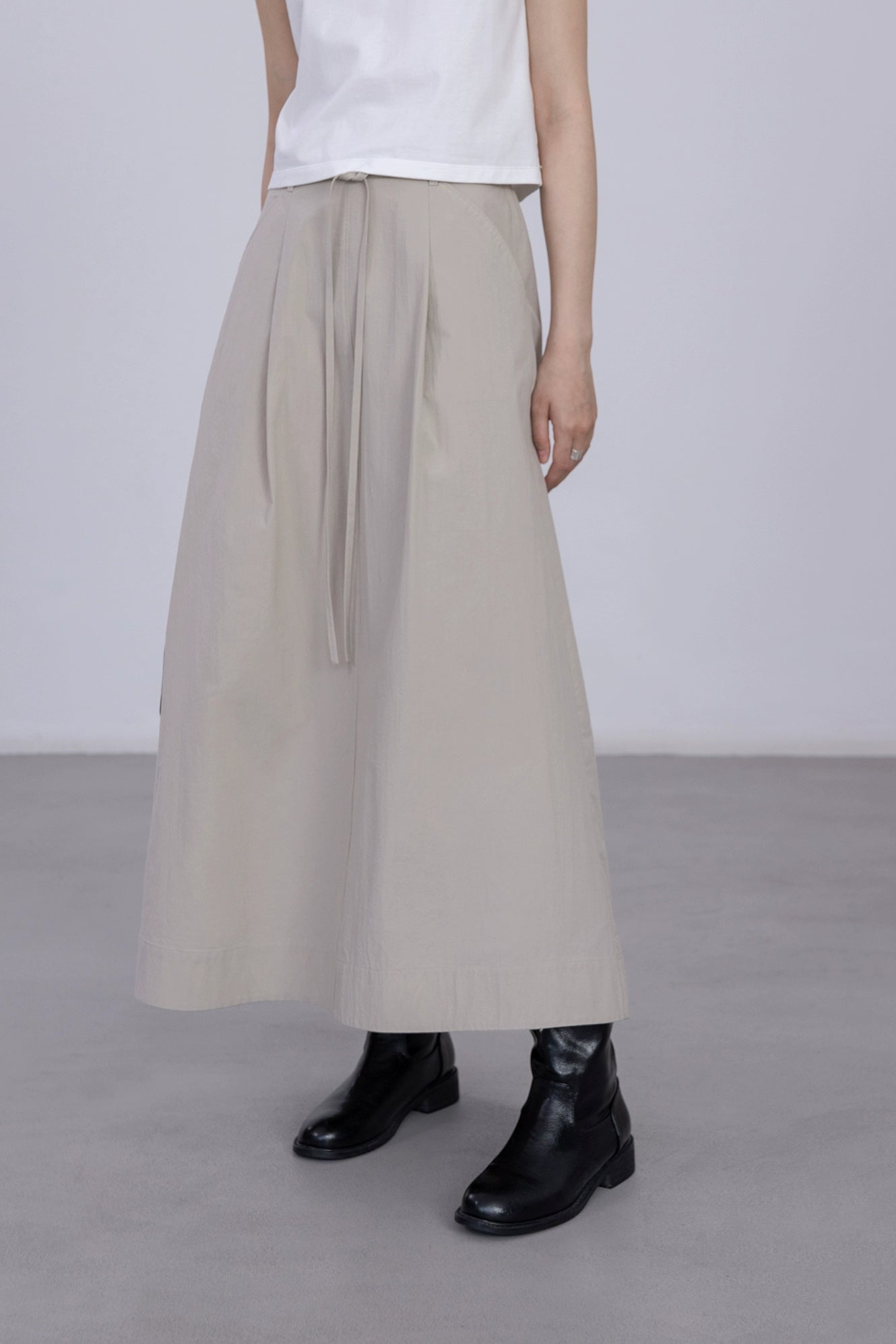 CAREMIND Falda plisada pequeña con cordón de cintura alta de color sólido para mujer, diseño de abertura, estilo simple, falda fina de palabra A, mediana y larga