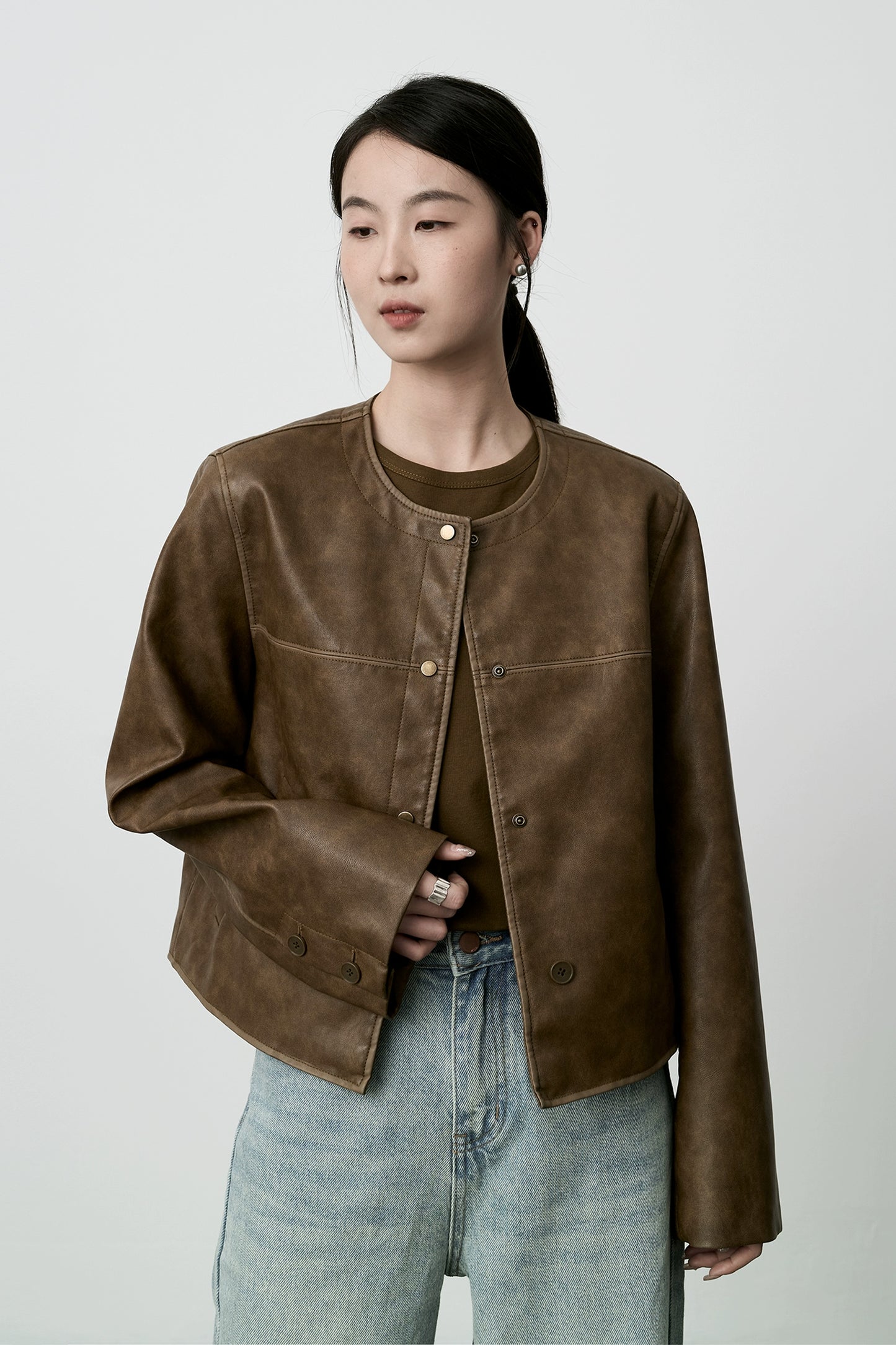 CAREMIND Chaqueta corta de cuero con cuello redondo Chaqueta corta premium Maillard Retro Wear para mujer