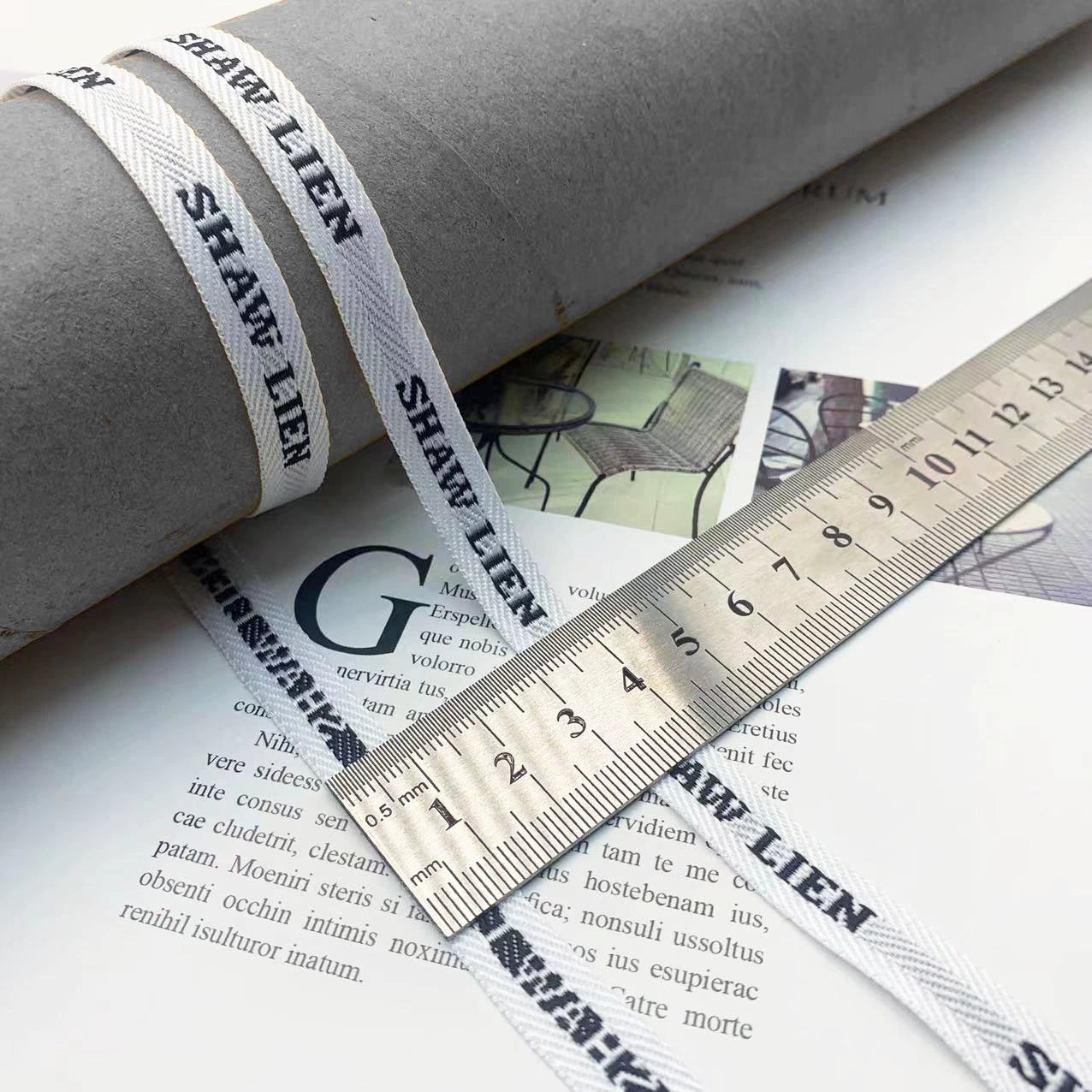 3852 Tira de prensado de borde de cinta jacquard con letras en blanco y negro de 1 cm, personalizada, para accesorios, ropa y textiles para el hogar