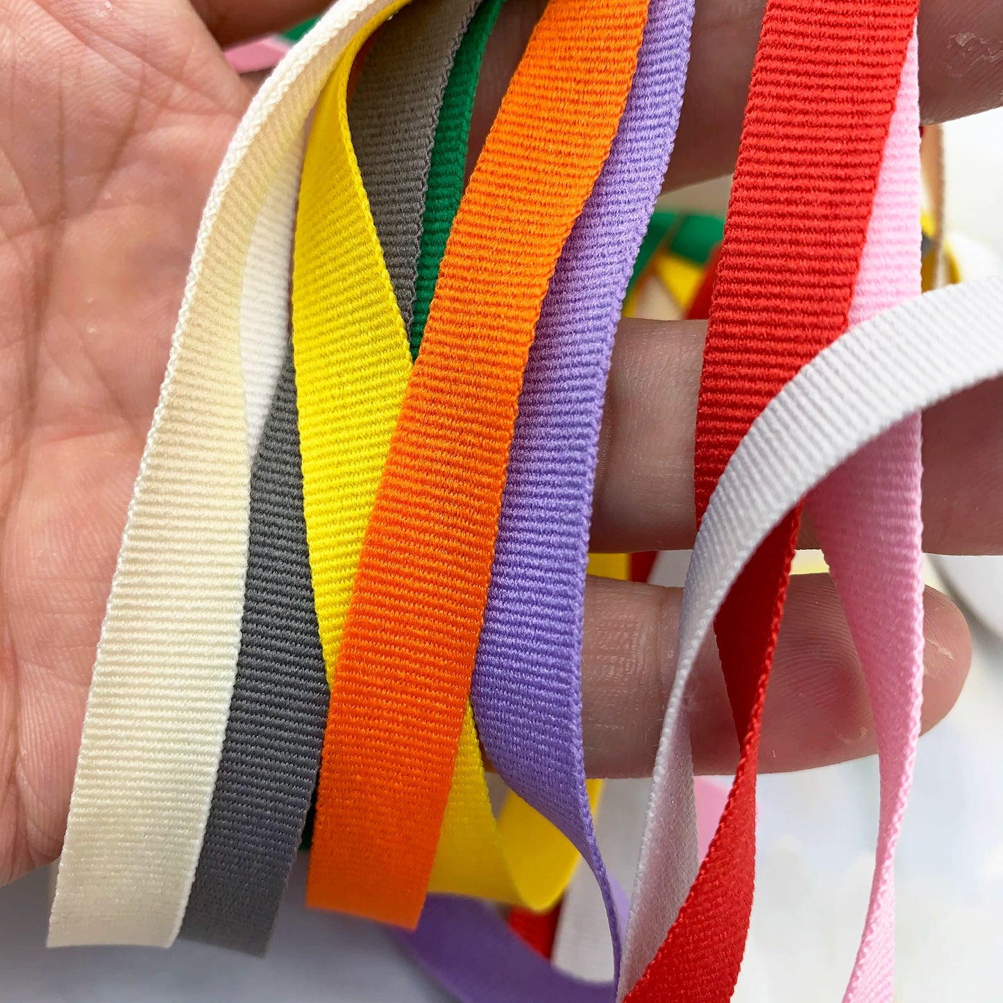 3880 40 colores en stock Tira de presión de borde de cuello de color de 1 cm, material auxiliar, cinta microelástica después de la tira de ribete de grano cruzado, tira lateral de la ropa