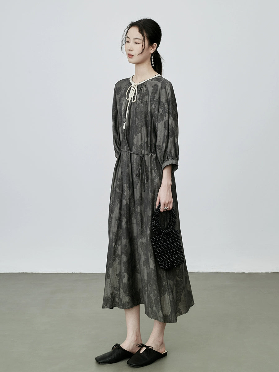 CAREMIND Robe large grise à imprimé végétal, col tissé, manches cinq, taille moyenne