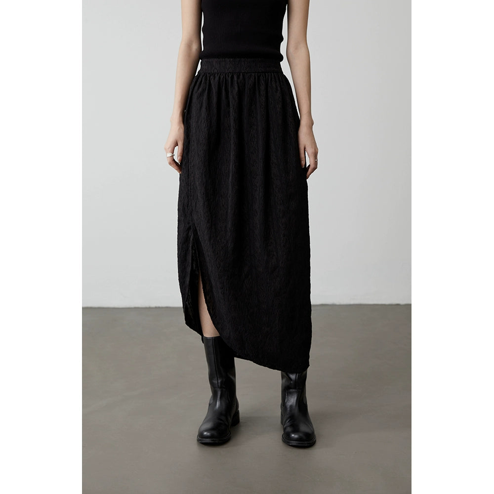 Falda de busto curvo elegante con textura negra de CAREMIND, falda de corte inclinado con abertura lateral y temperamento alto para otoño