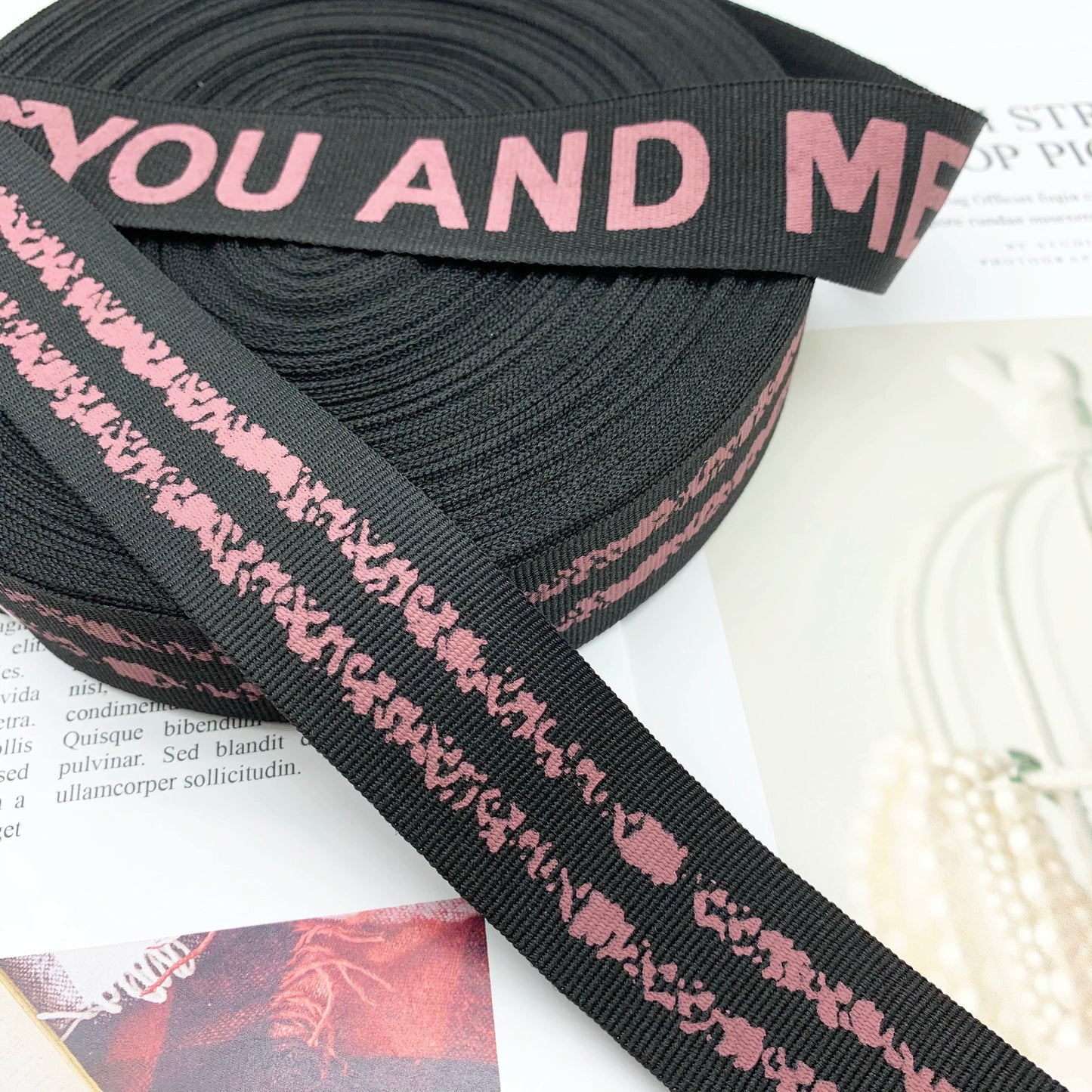 3871 Tira lateral de cinta con estampado de letras de fondo negro de 3 cm de ancho para accesorios de ropa, tira de prensado de bordes, tira de ribete para textiles para el hogar