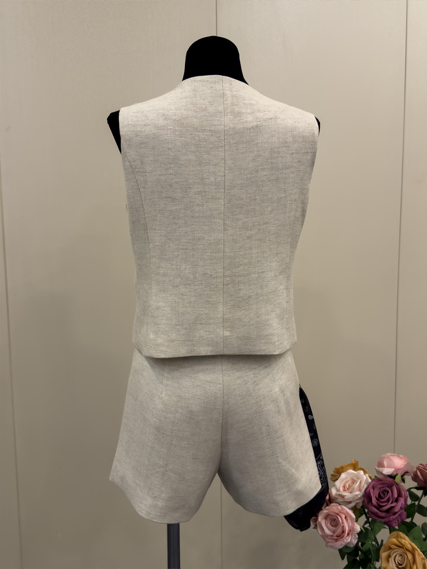 8026★ Lao Qian Fengyuan linen V-neck vest set femininity relaxation with silk scarf shorts two-piece set