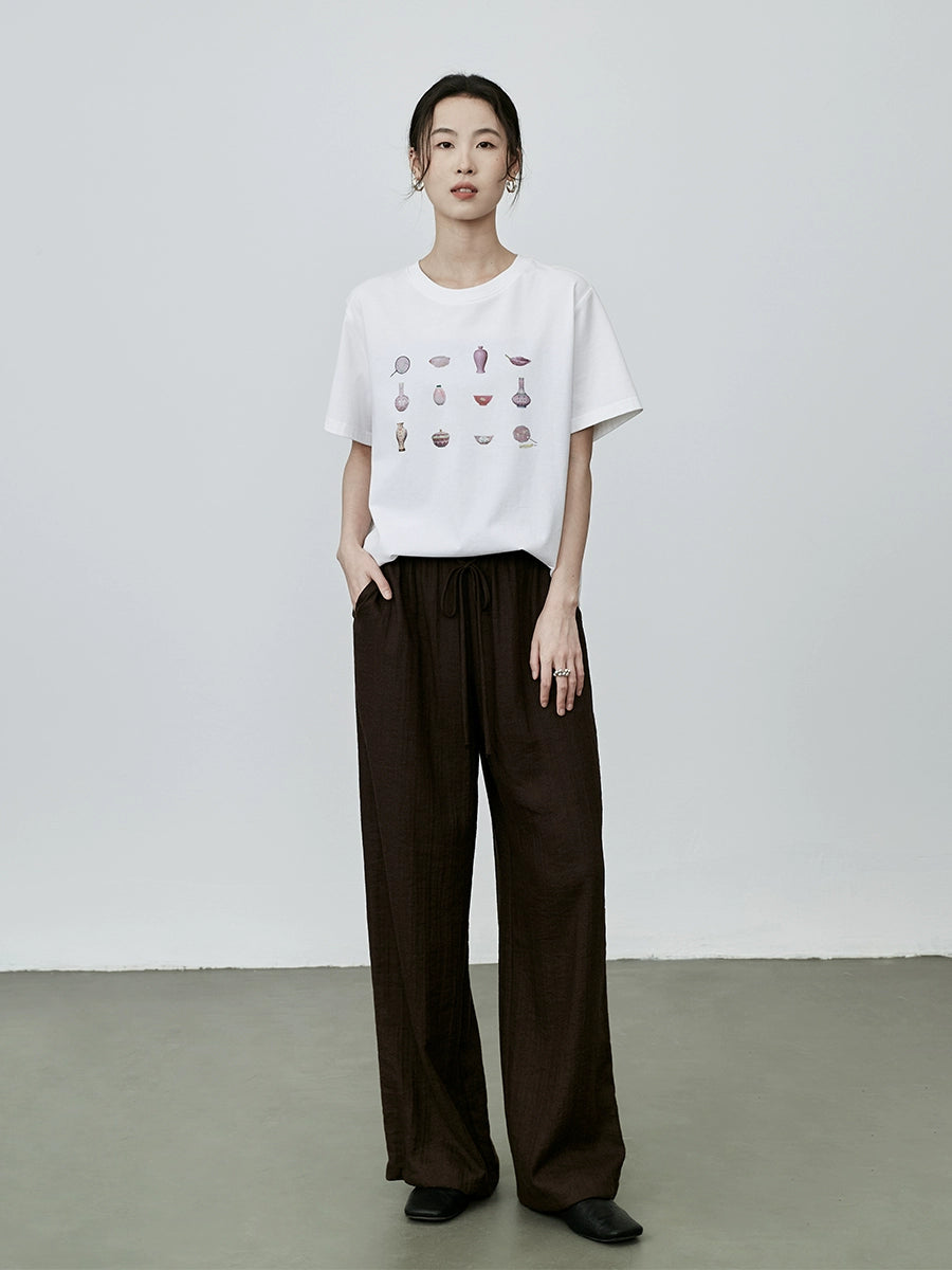 Camiseta holgada y versátil de manga corta con estampado de porcelana y elementos de estilo nacional de CAREMIND, color blanco, con cuello redondo