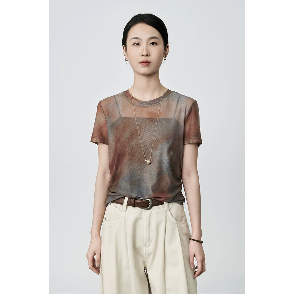 Camiseta ajustada de manga corta con cuello redondo, malla con efecto tie-dye y diseño de manchas de atardecer de CAREMIND