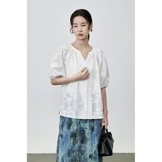 Camisa blanca clara con estampado oscuro de nicho de CAREMIND, top de manga cinco cuartos con protección solar de verano para mujer