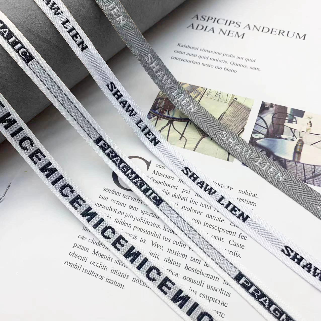 3852 Tira de prensado de borde de cinta jacquard con letras en blanco y negro de 1 cm, personalizada, para accesorios, ropa y textiles para el hogar