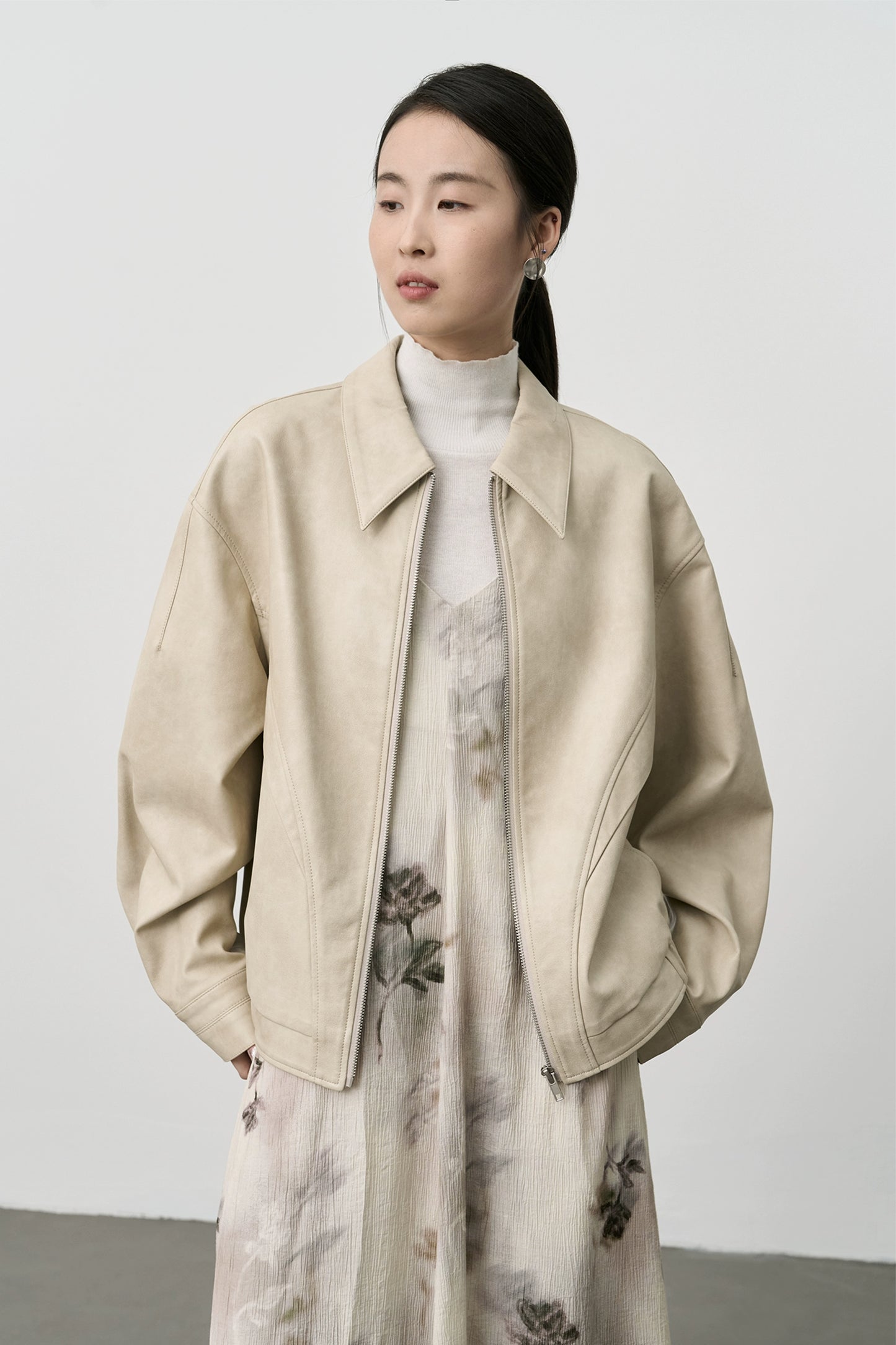 CAREMIND Chaqueta corta elegante de PU para motocicleta en color blanco roto Chaqueta de cuero versátil para primavera y otoño Ropa para mujer