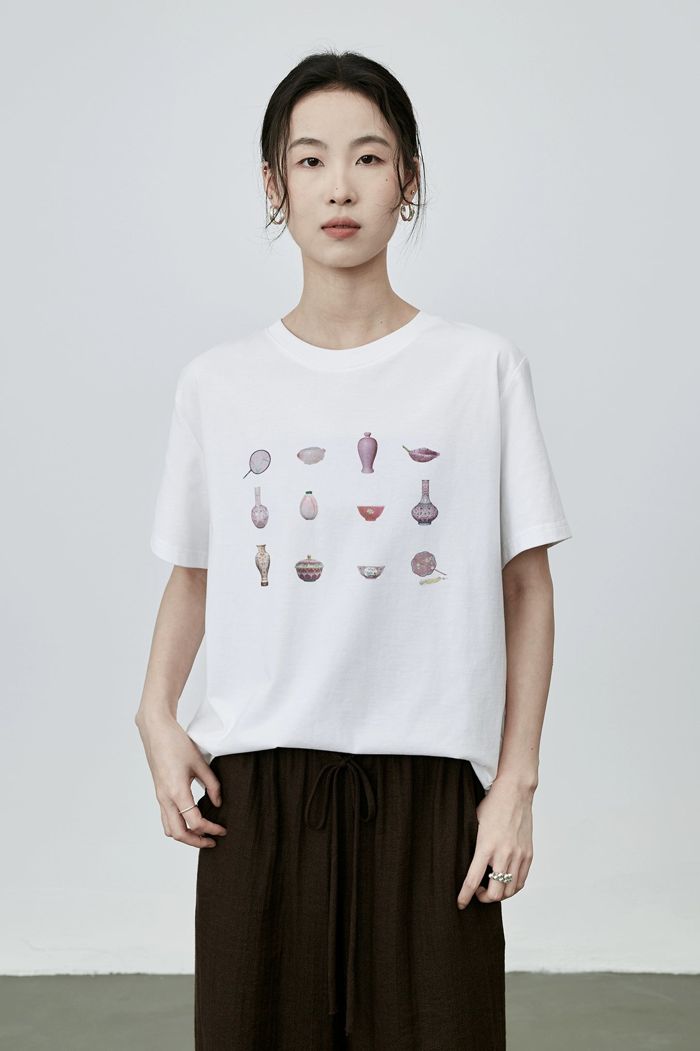 Camiseta holgada y versátil de manga corta con estampado de porcelana y elementos de estilo nacional de CAREMIND, color blanco, con cuello redondo