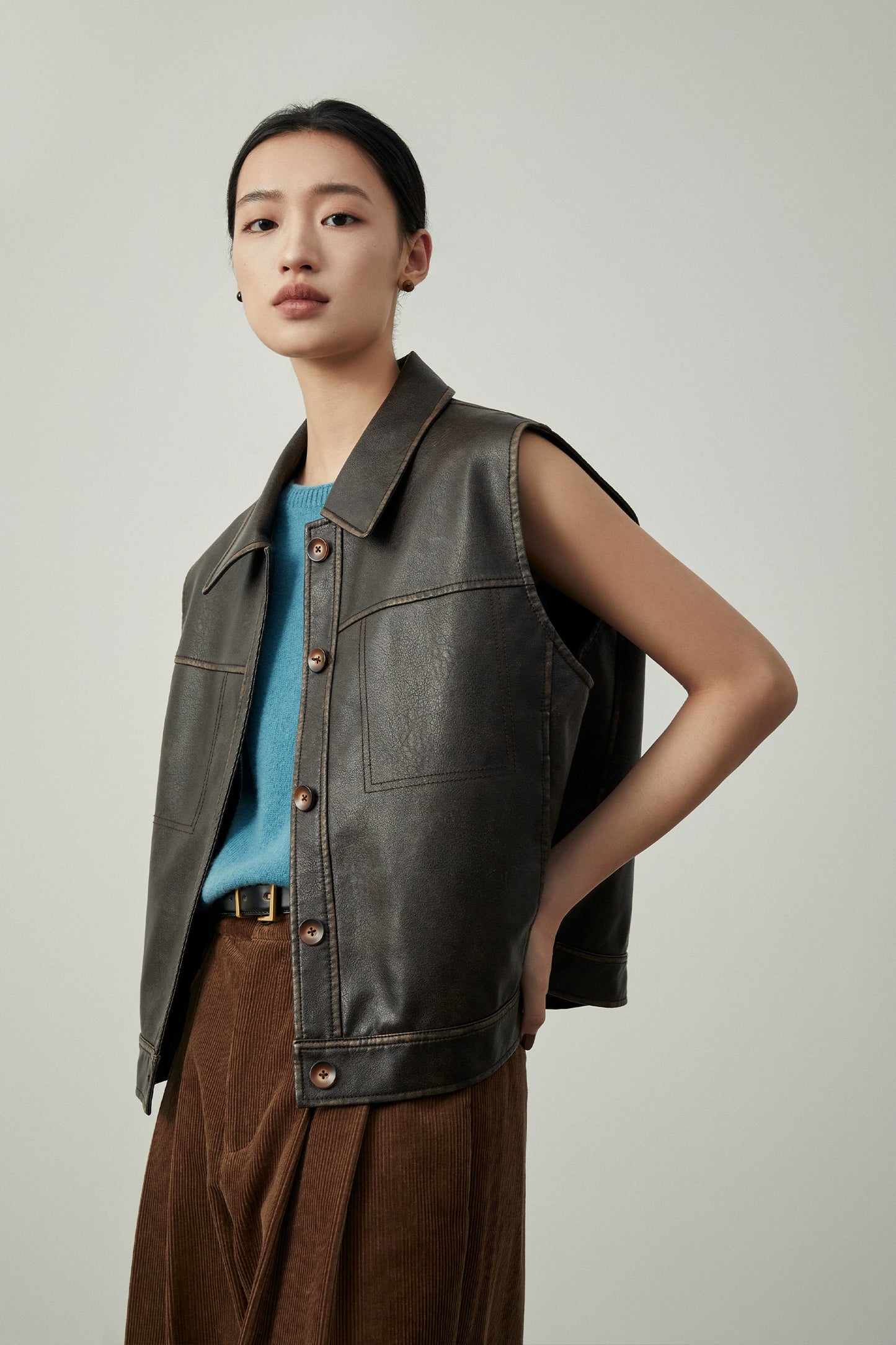 Chaleco sin mangas con diseño original de CAREMIND, chaleco con solapa exterior para mujer, chaqueta de cuero con diseño de solapa, otoño, primavera y otoño