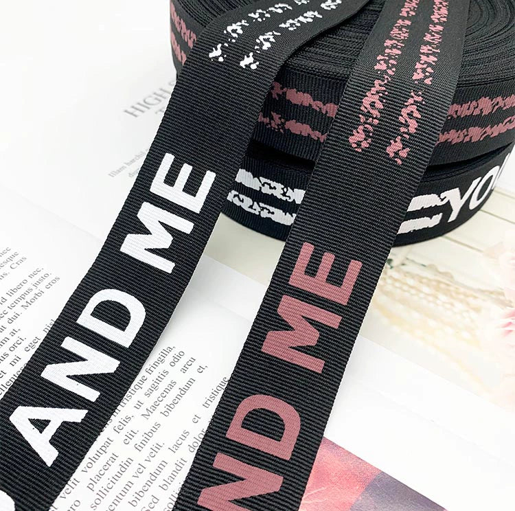 3871 Tira lateral de cinta con estampado de letras de fondo negro de 3 cm de ancho para accesorios de ropa, tira de prensado de bordes, tira de ribete para textiles para el hogar
