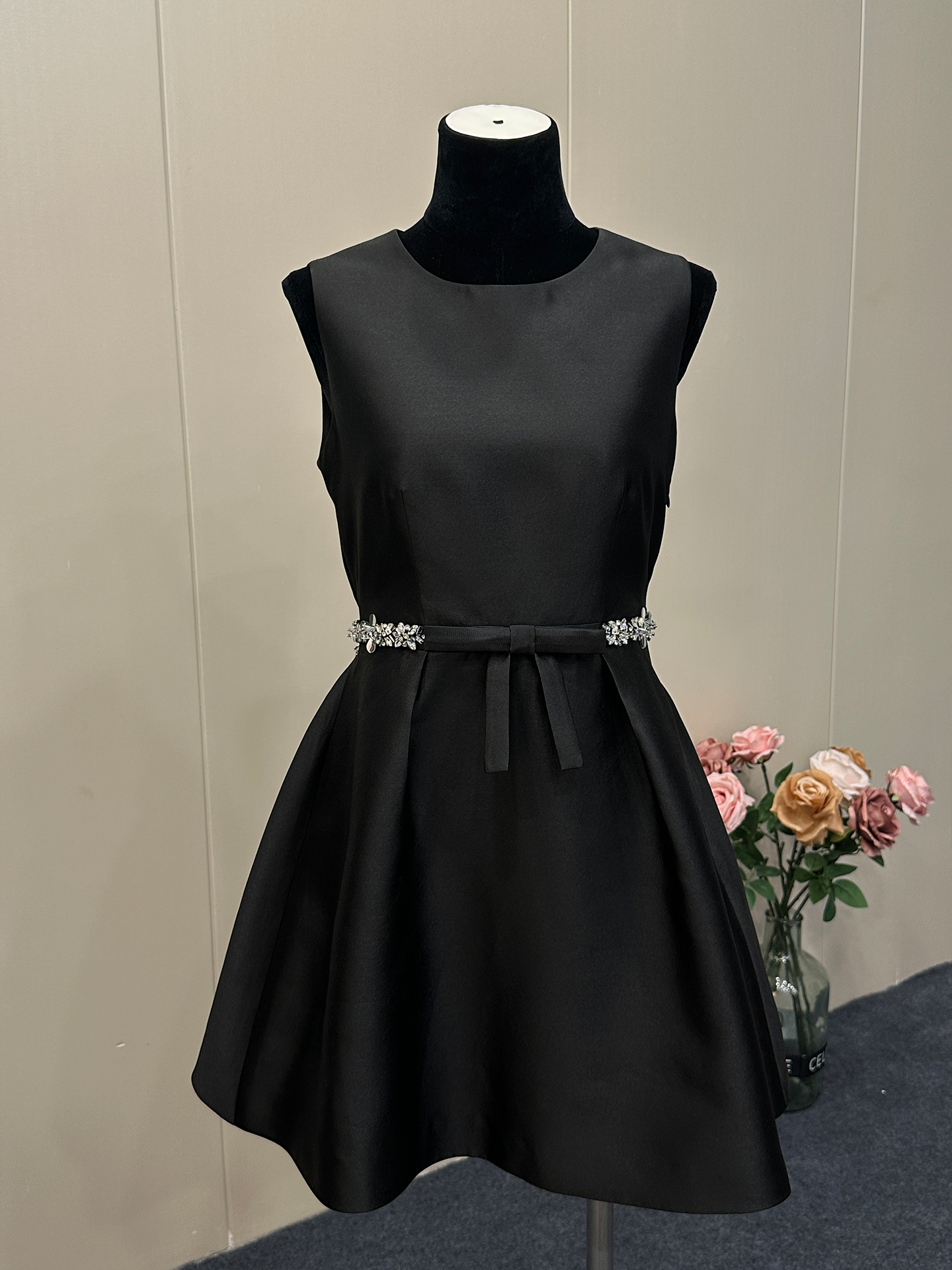 8013★ New Qianjinfeng Heavy Industry handmade fixed diamond bow high-end waist black sleeveless dress