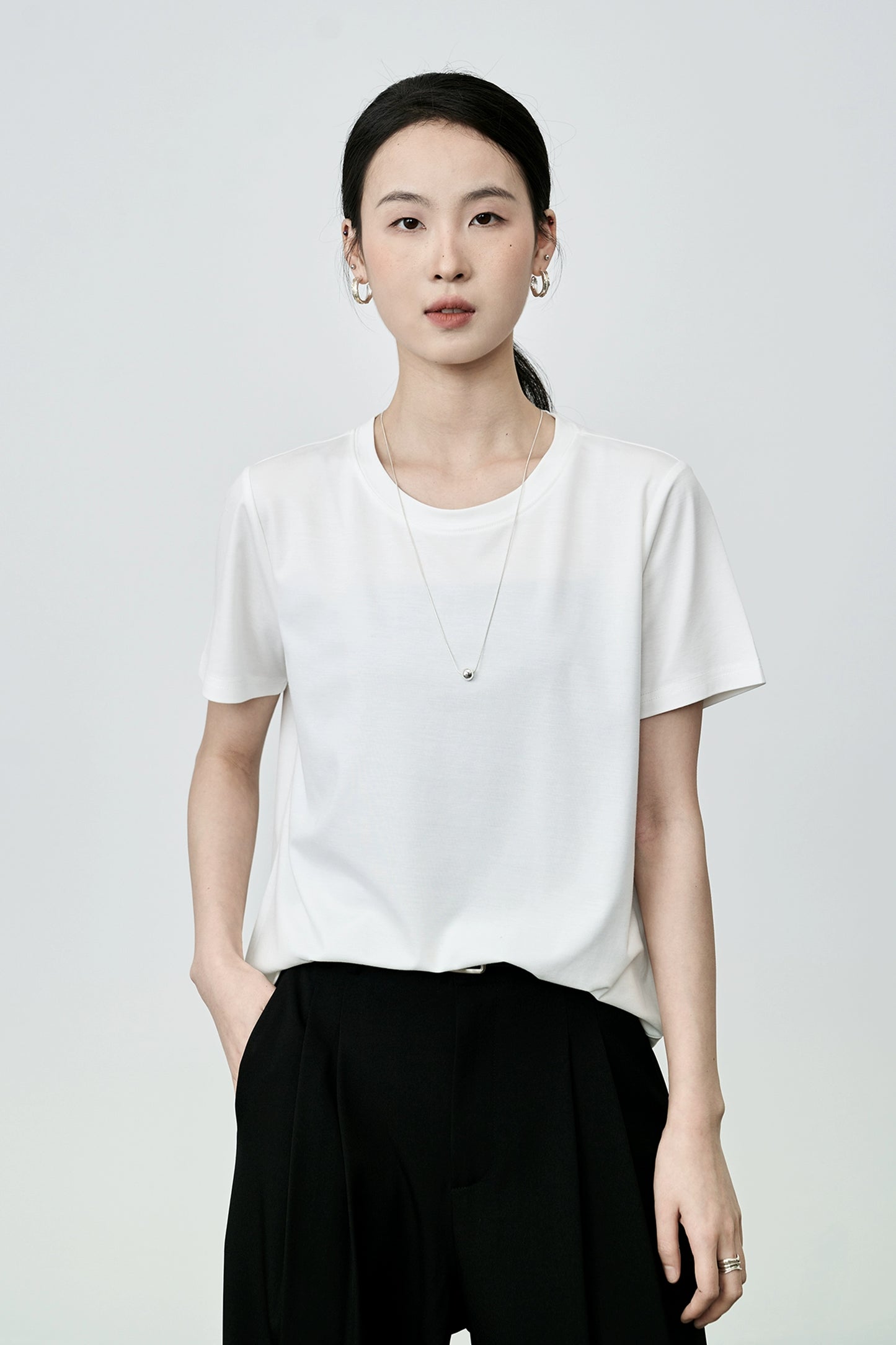 Camiseta básica clásica de cuello redondo de color liso de manga corta con hombros descubiertos para mujer de CAREMIND