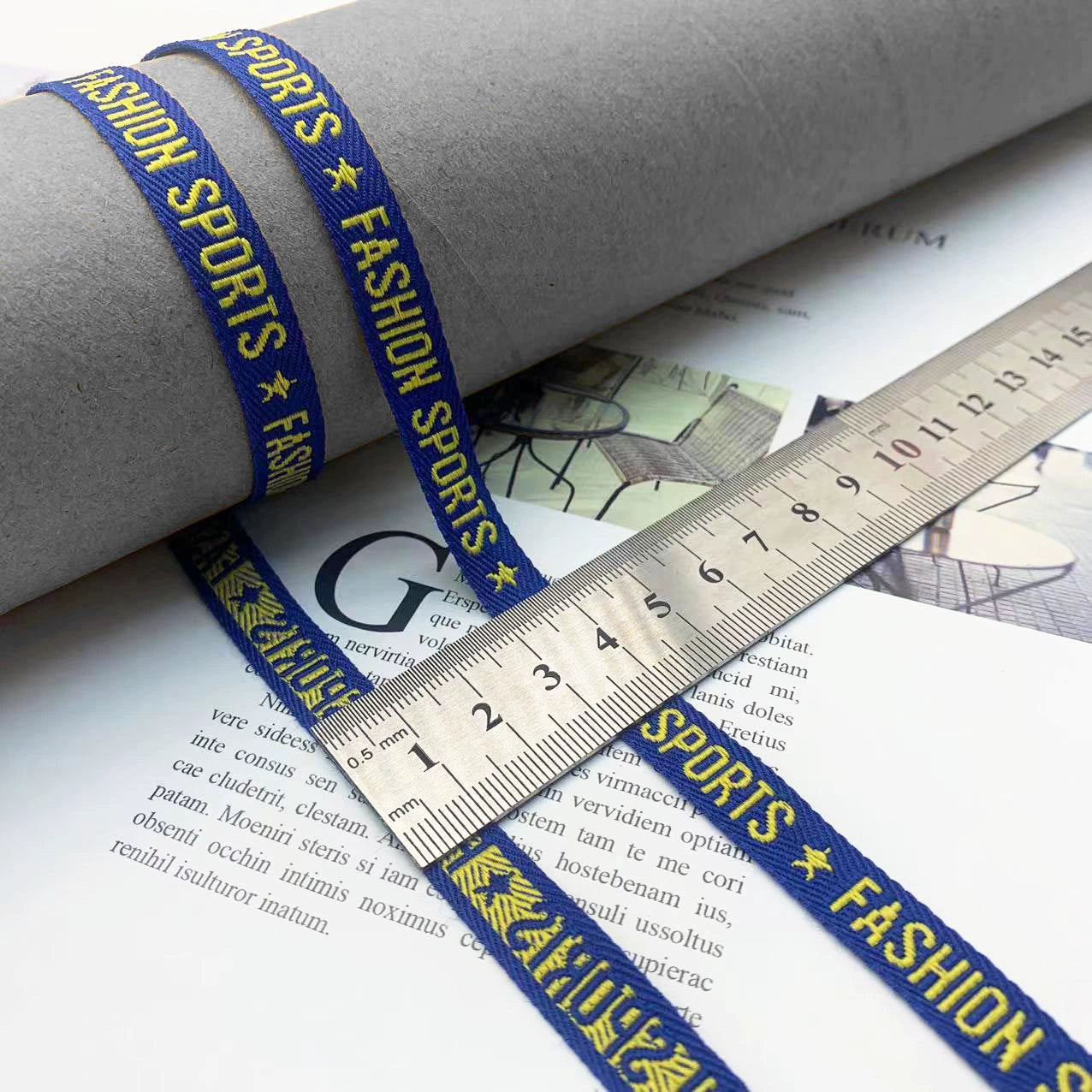 3852 Tira de prensado de borde de cinta jacquard con letras en blanco y negro de 1 cm, personalizada, para accesorios, ropa y textiles para el hogar