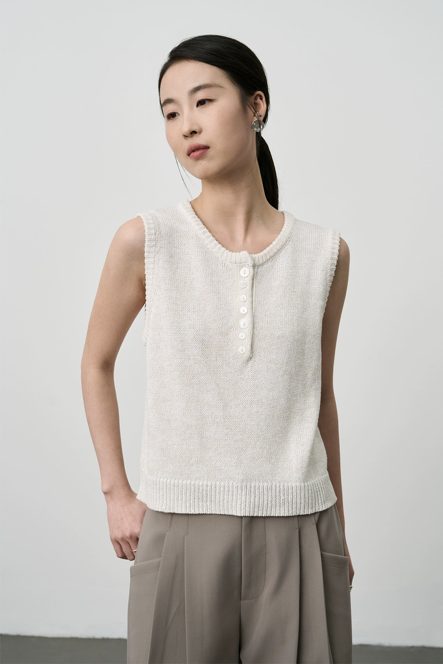 Camiseta sin mangas con hombros descubiertos de tencel blanco de CAREMIND, diseño de botones irregulares para mujer, top corto