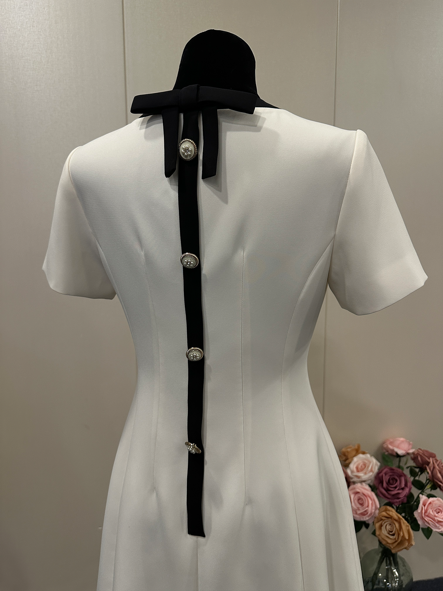8018★ French simple commuter style premium pearl button bow white high-waisted slim dress