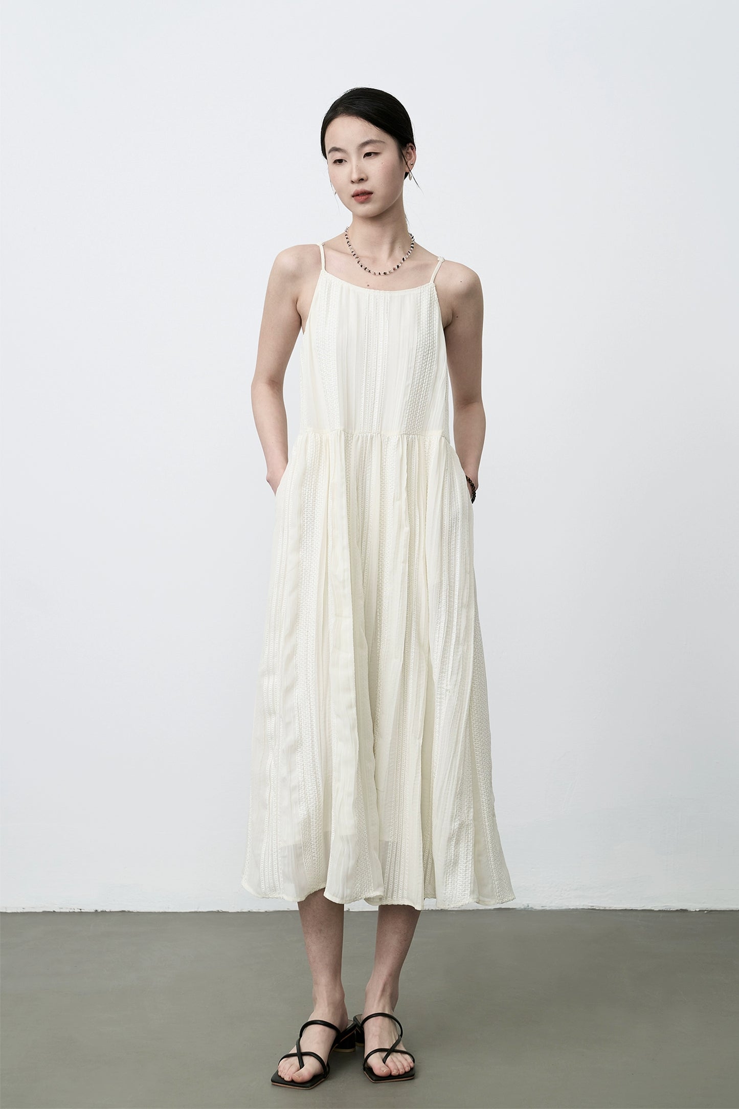 Robe à bretelles CAREMIND French Gentle Cream Abricot, jupe texturée tissée sans manches