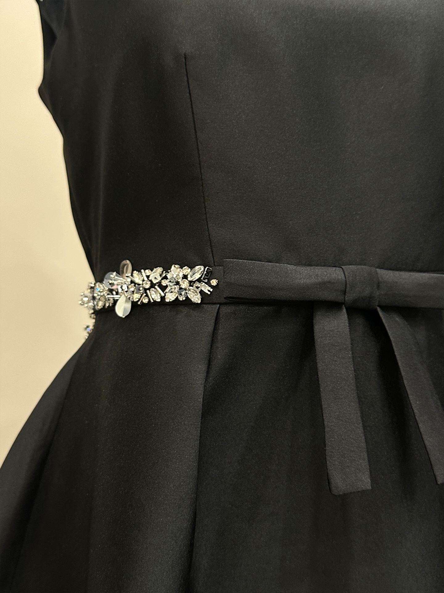 8013★ New Qianjinfeng Heavy Industry handmade fixed diamond bow high-end waist black sleeveless dress