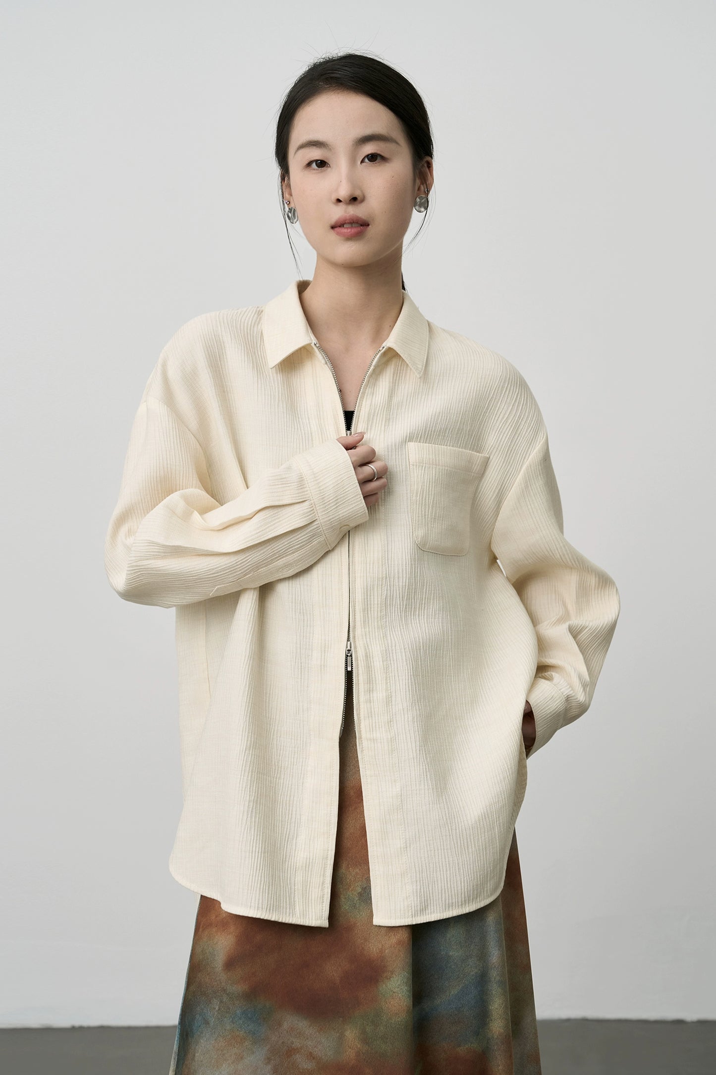 Camisa informal con doble cremallera y textura de sal de CAREMIND, holgada, estilo perezoso, color crema