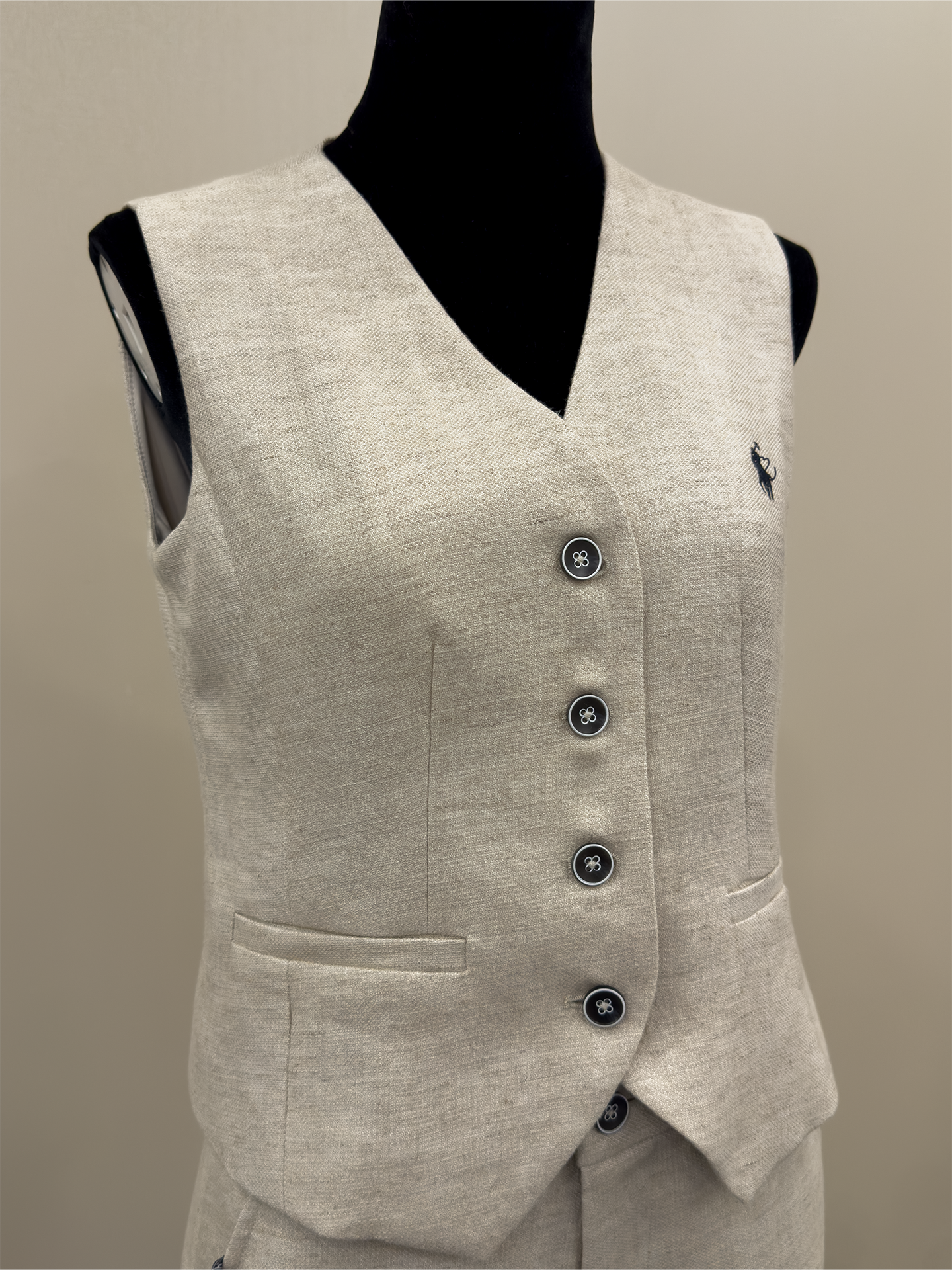 8026★ Lao Qian Fengyuan linen V-neck vest set femininity relaxation with silk scarf shorts two-piece set