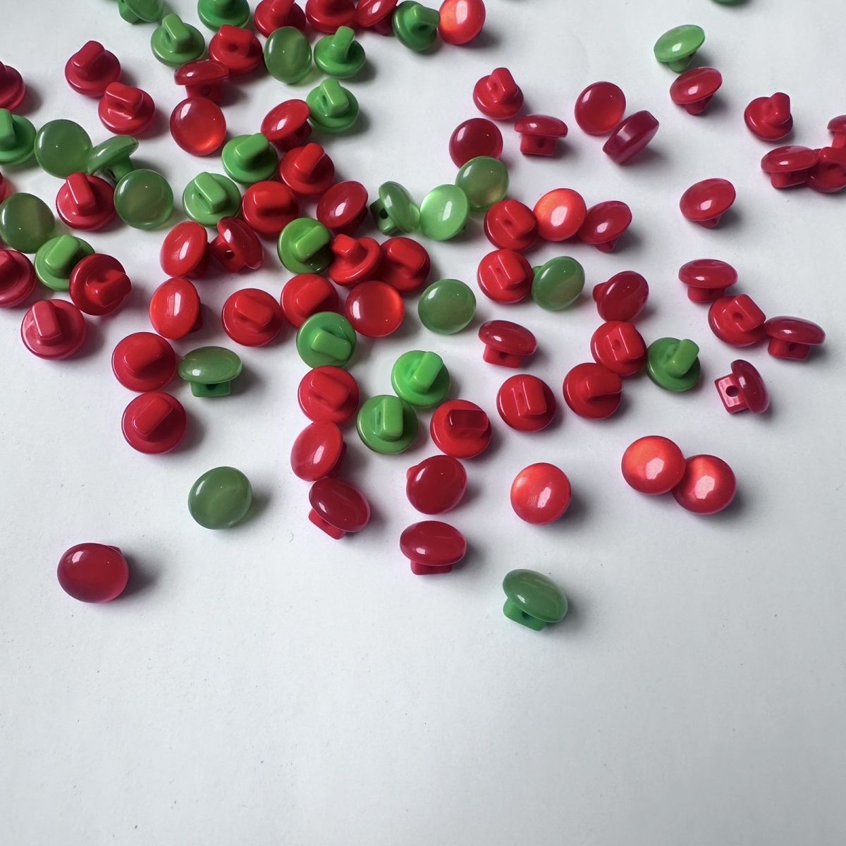 3035  Pearlescent mushroom buckle, doll eye decoration 8mm mushroom buckle, red and green mixed, baby clothes buckle.