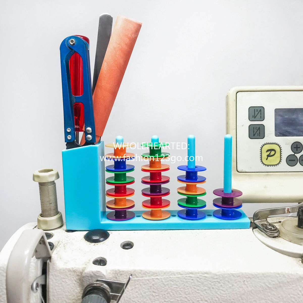 1010★Magnetic bobbin case rack for sewing machines, designed for garment factories, convenient storage without installation