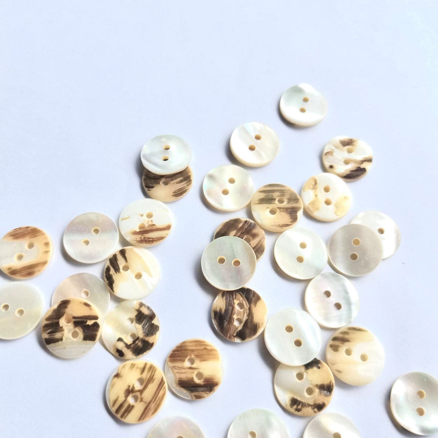 3008 Natural shell, spray paint dyed shell buttons