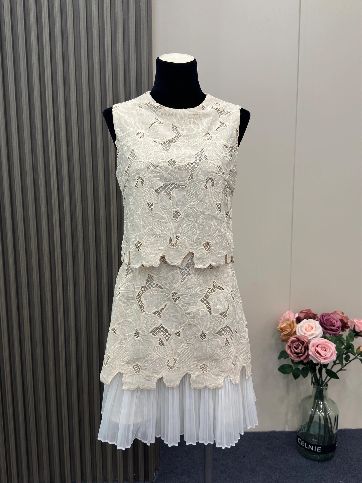 8031★ French high-end embroidery hollow splicing sleeveless dress women's summer design temperament short skirt